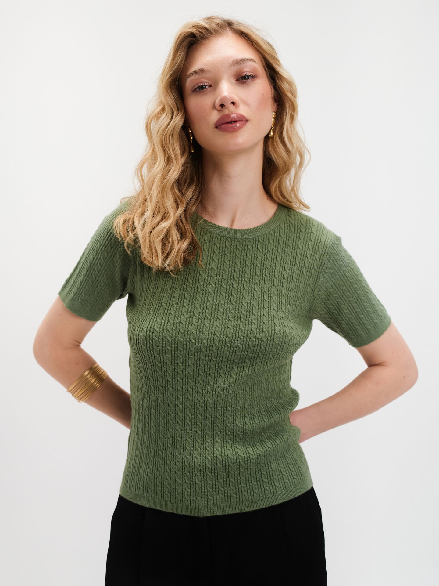 Zielony sweter z fakturą z krótkim rękawem