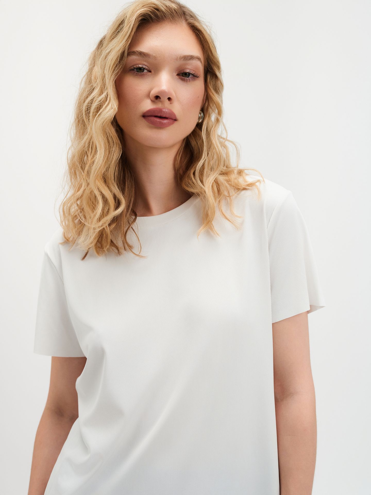 Biały t-shirt w prążek