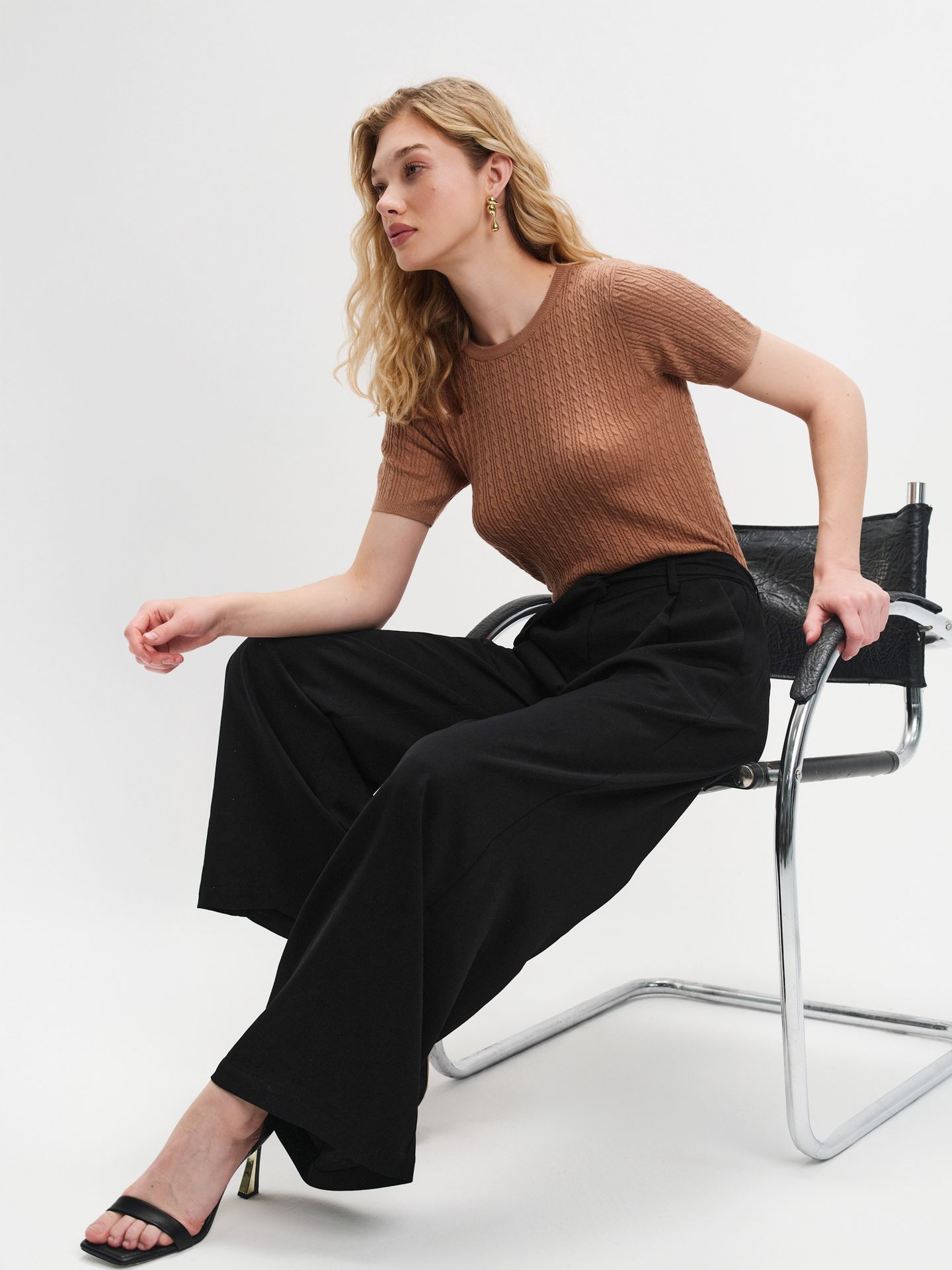 Strukturalny sweter z krótkim rękawem