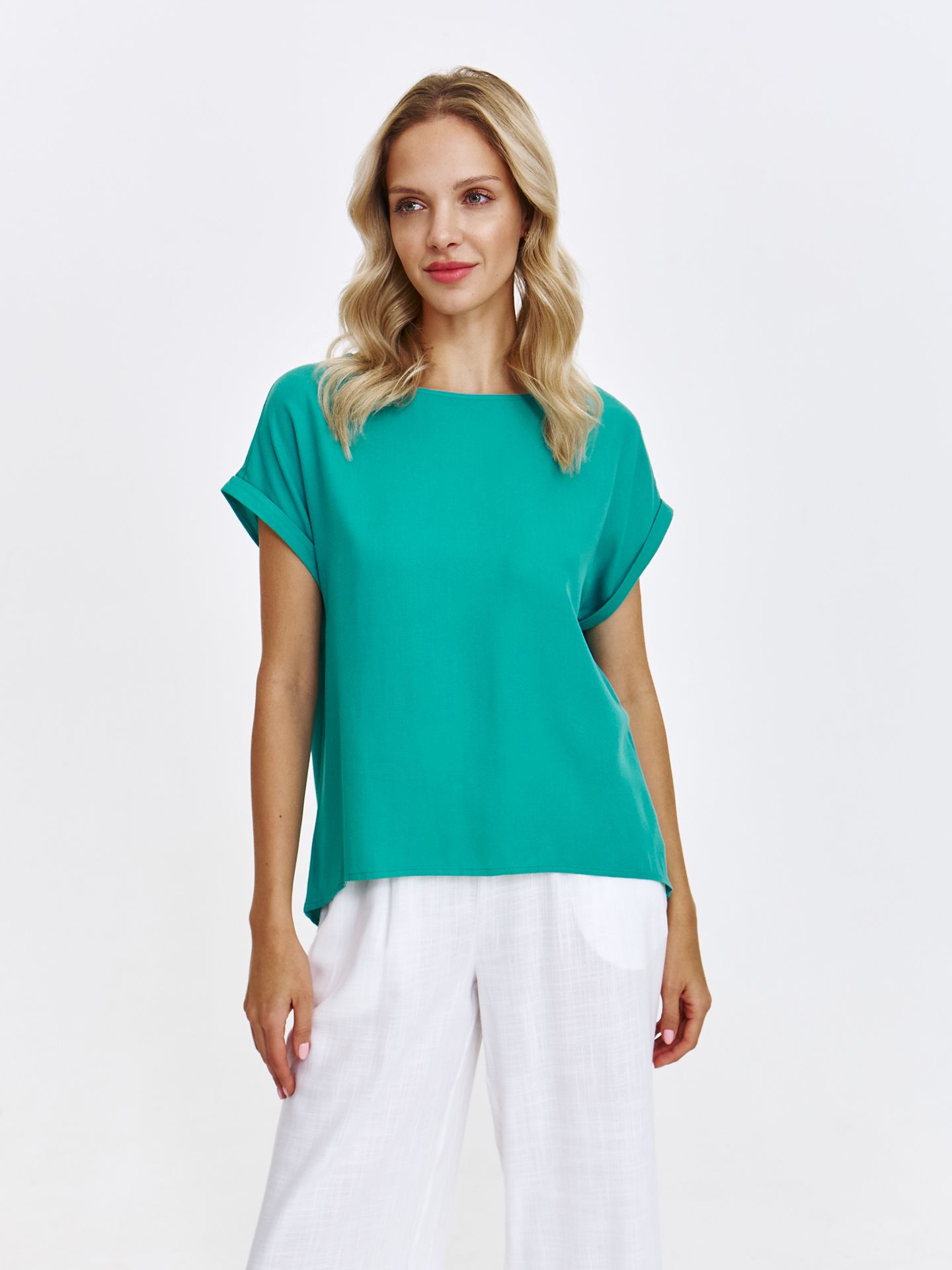 Zielona bluzka z krótkim podwiniętym rękawem