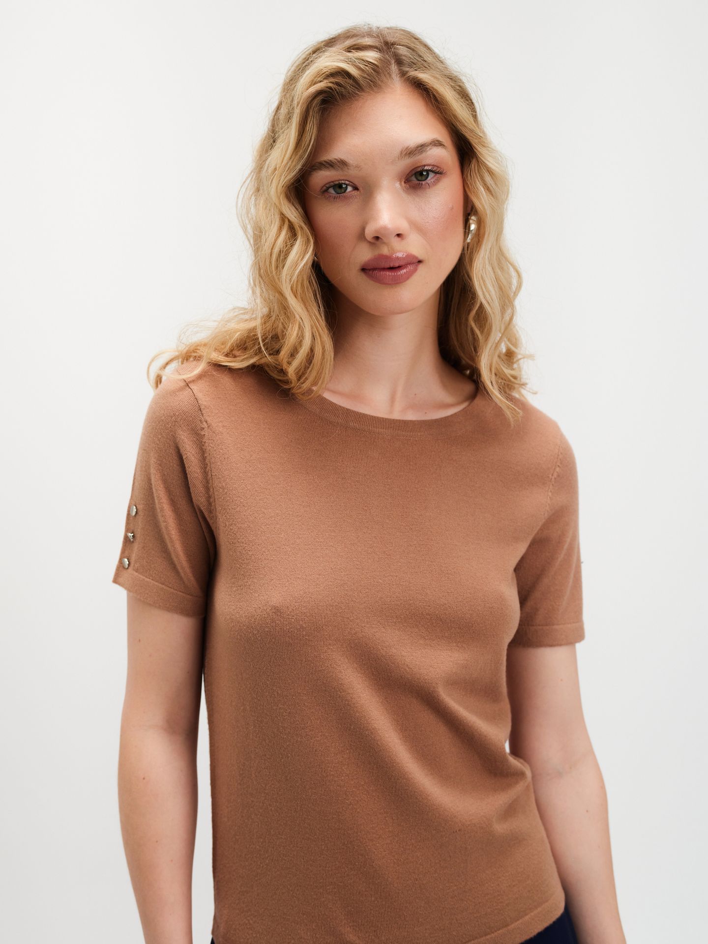 Brązowy sweter basic z krótkim rękawem