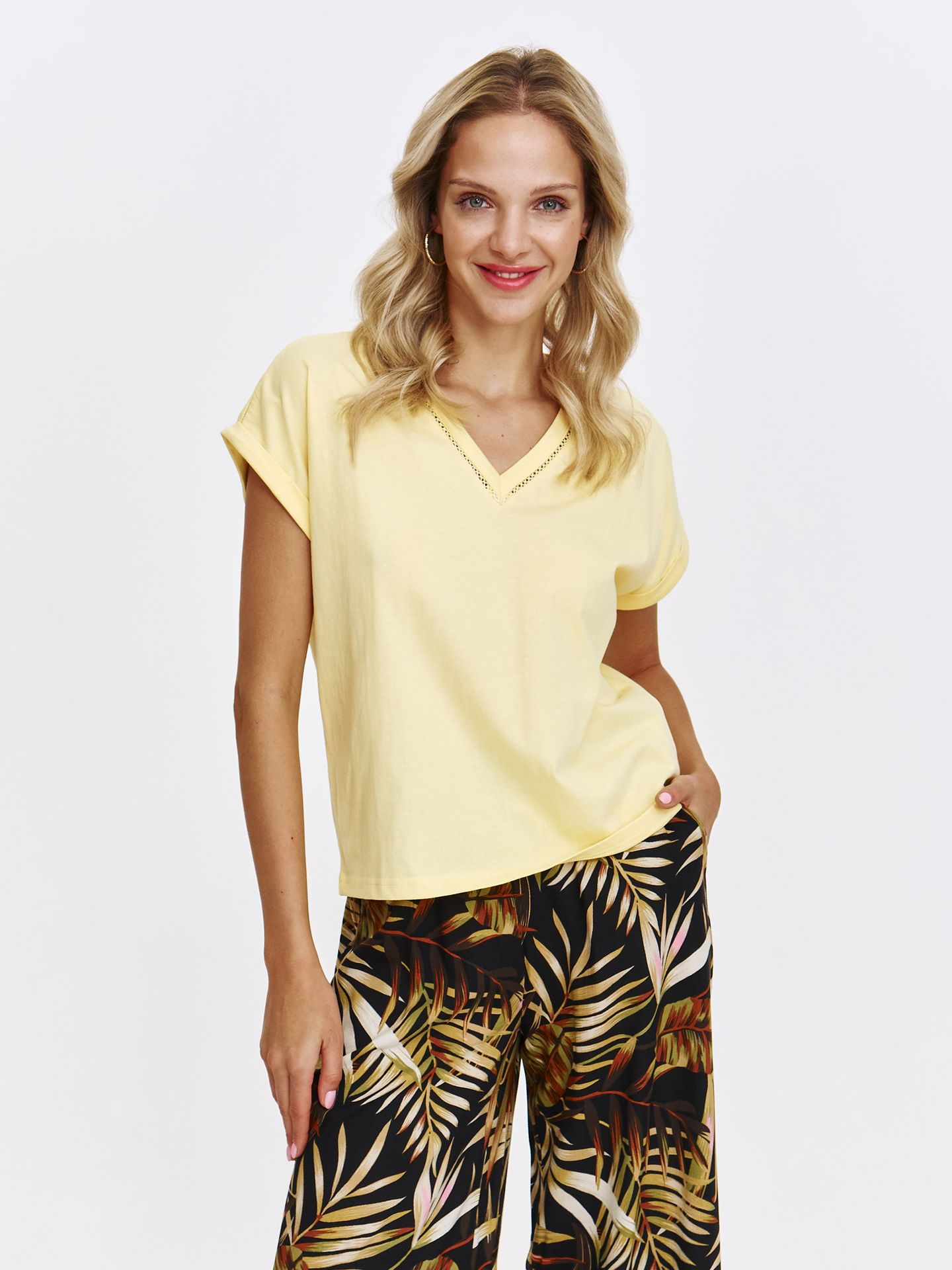 Żółty t-shirt z dekoltem v-neck