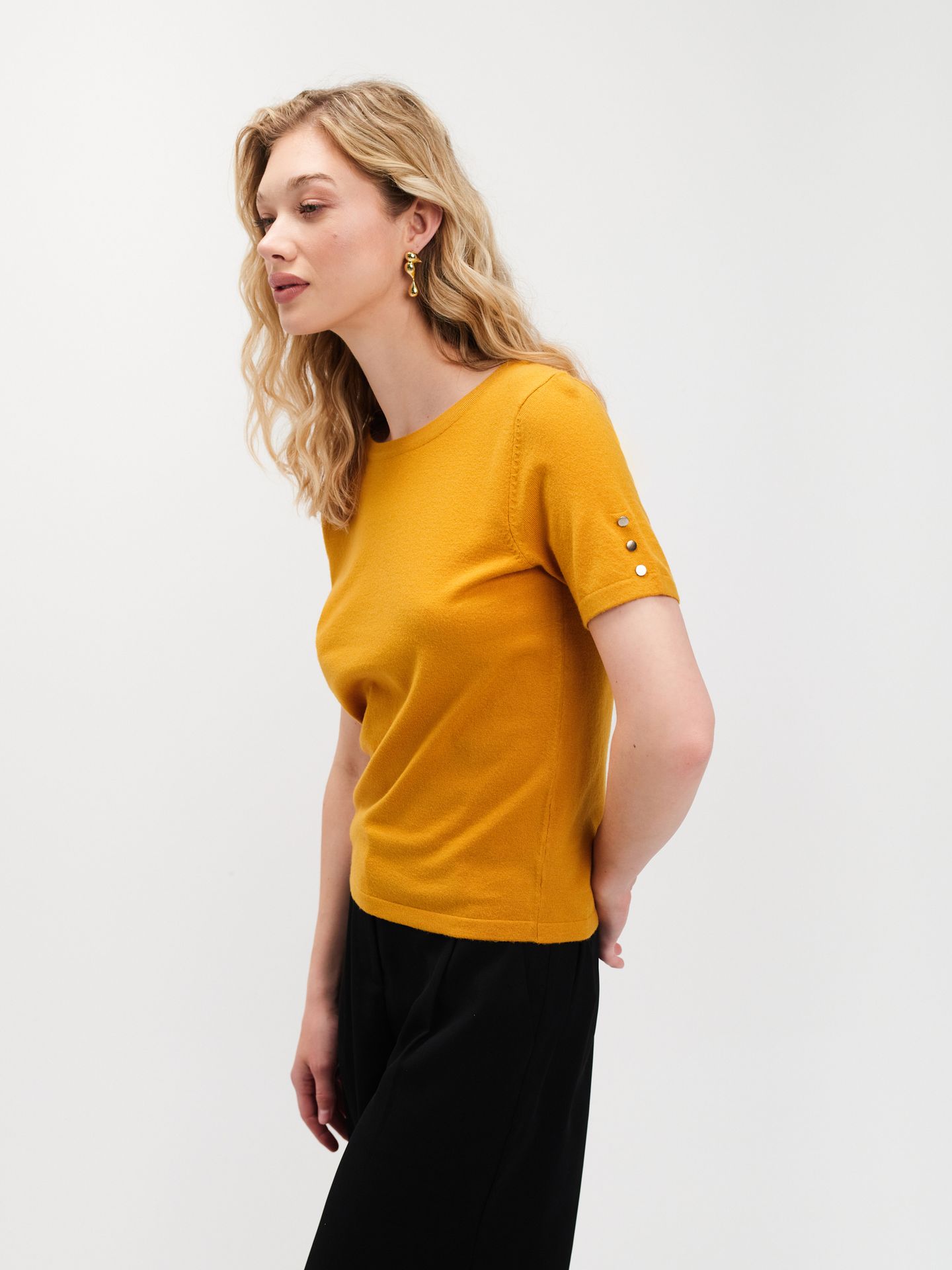 Żółty sweter basic z krótkim rękawem