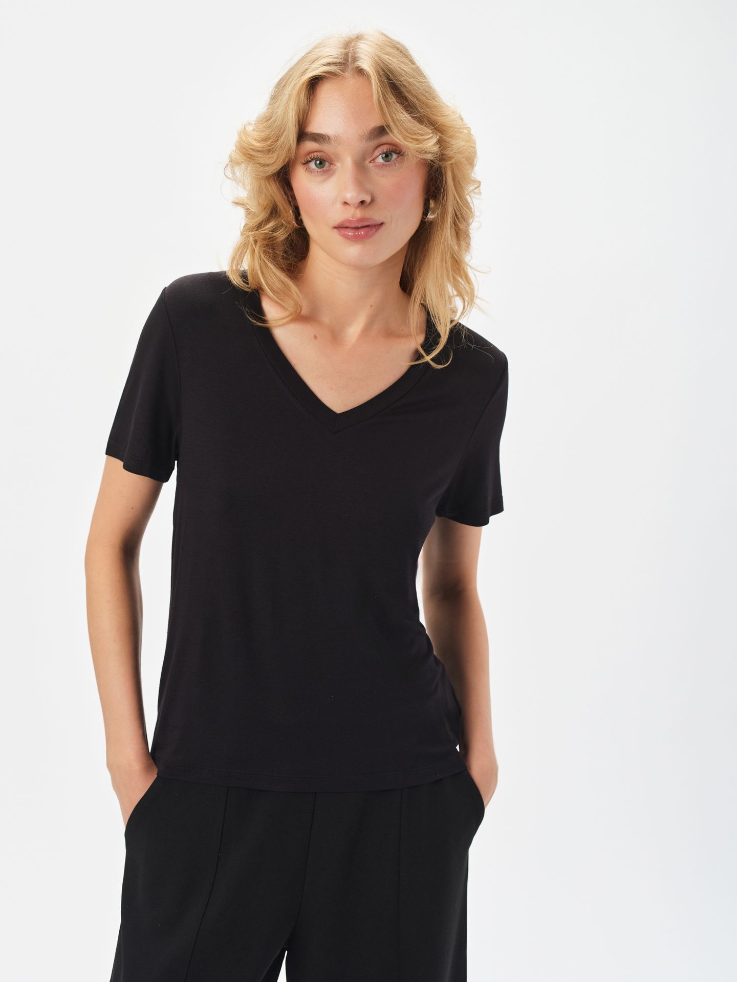 Czarny t-shirt z krótkim rękawem