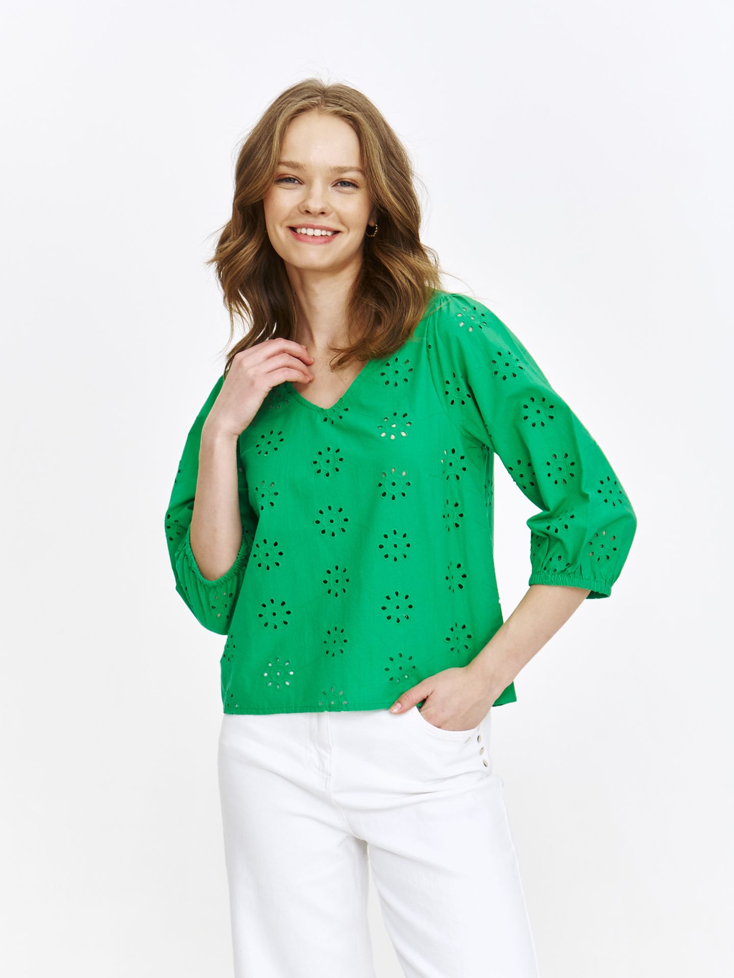 Zielona bluzka z ażurowym haftem