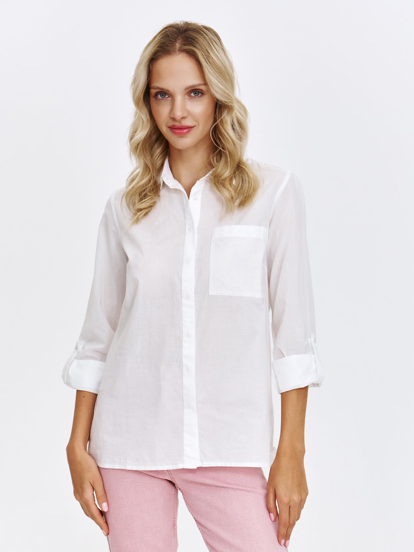 Biała koszula o prostym kroju