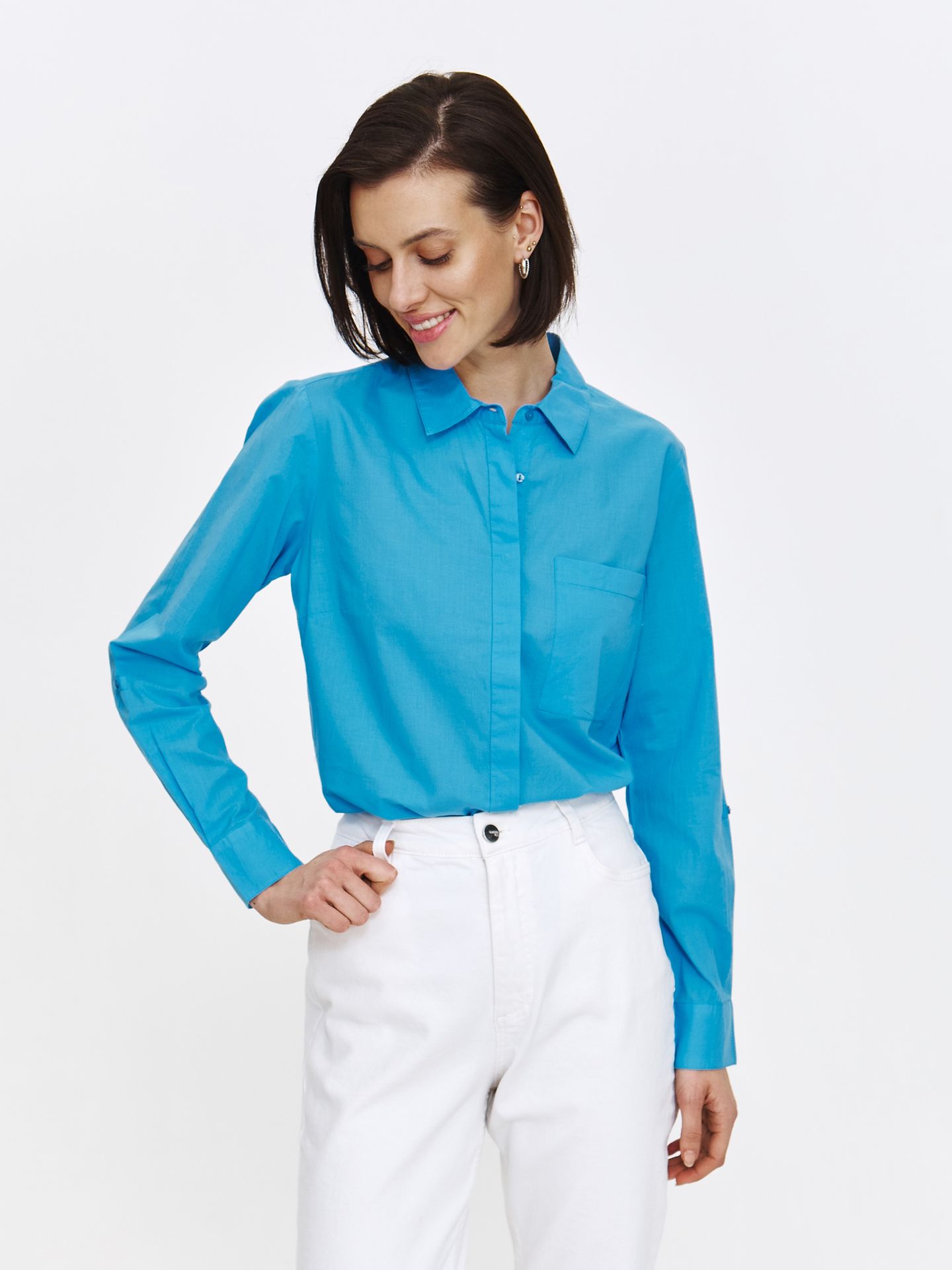 Niebieska koszula o prostym kroju