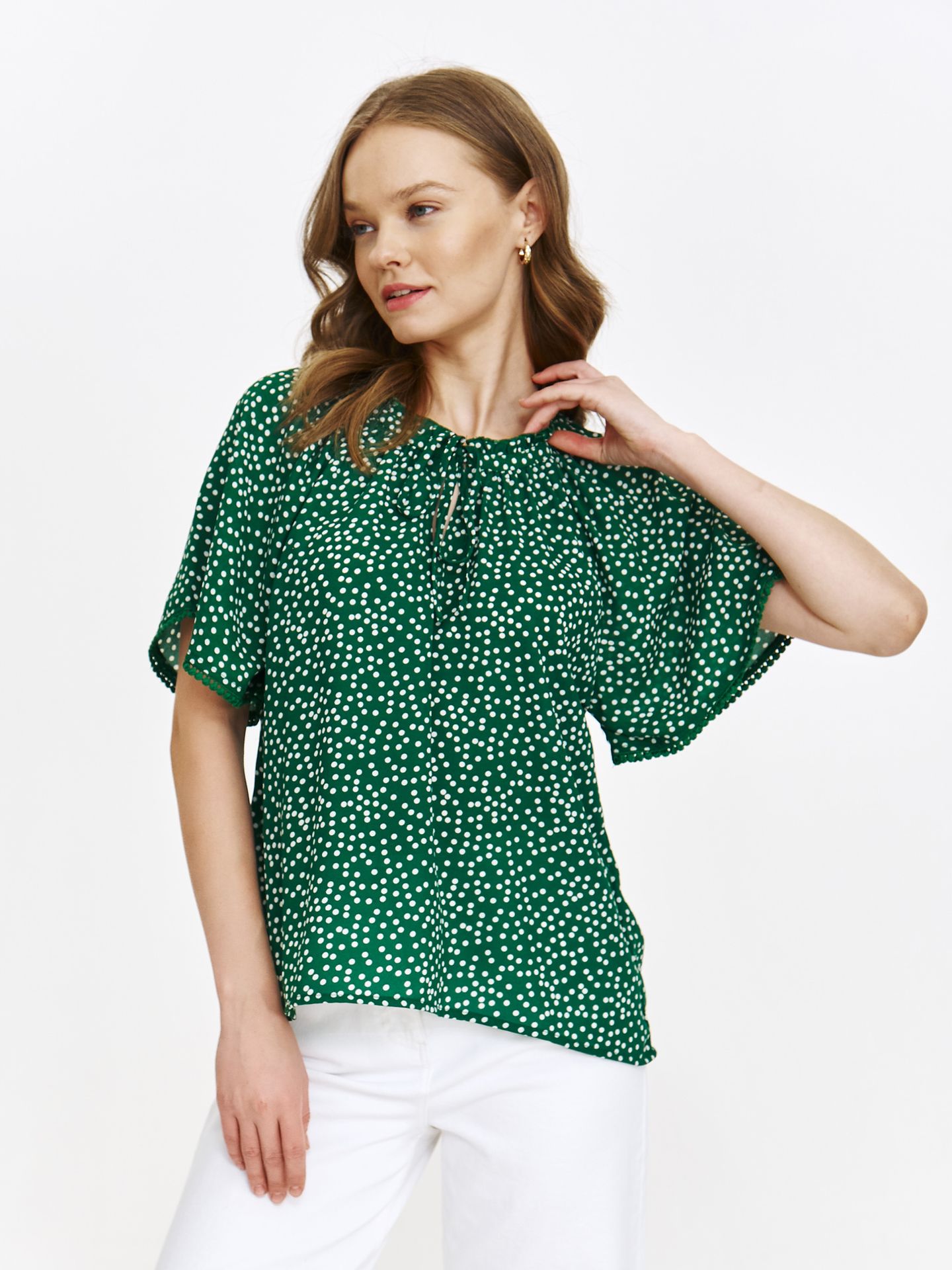 Zielona bluzka w groszki