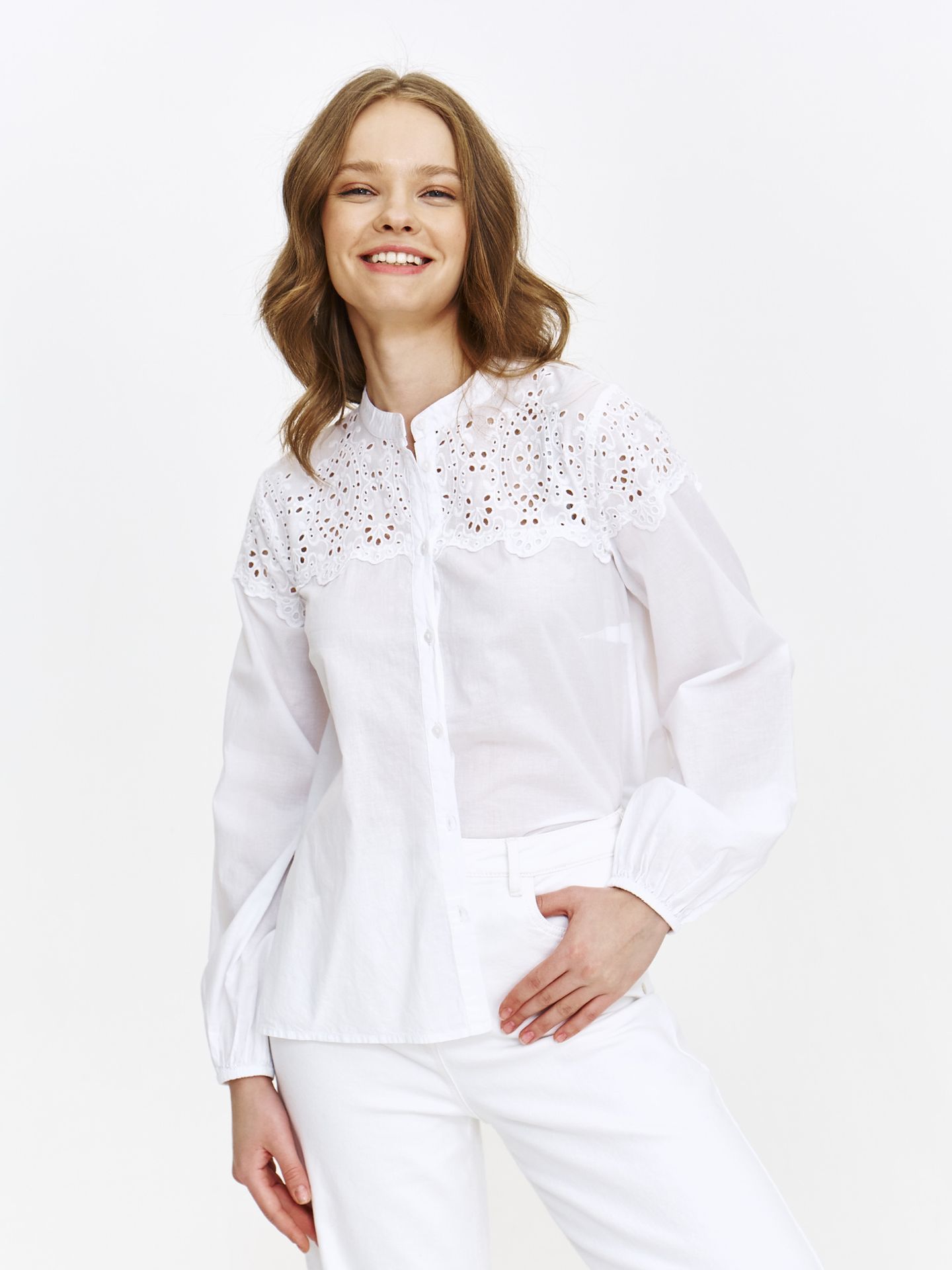 Biała koszula z ozdobnym haftem