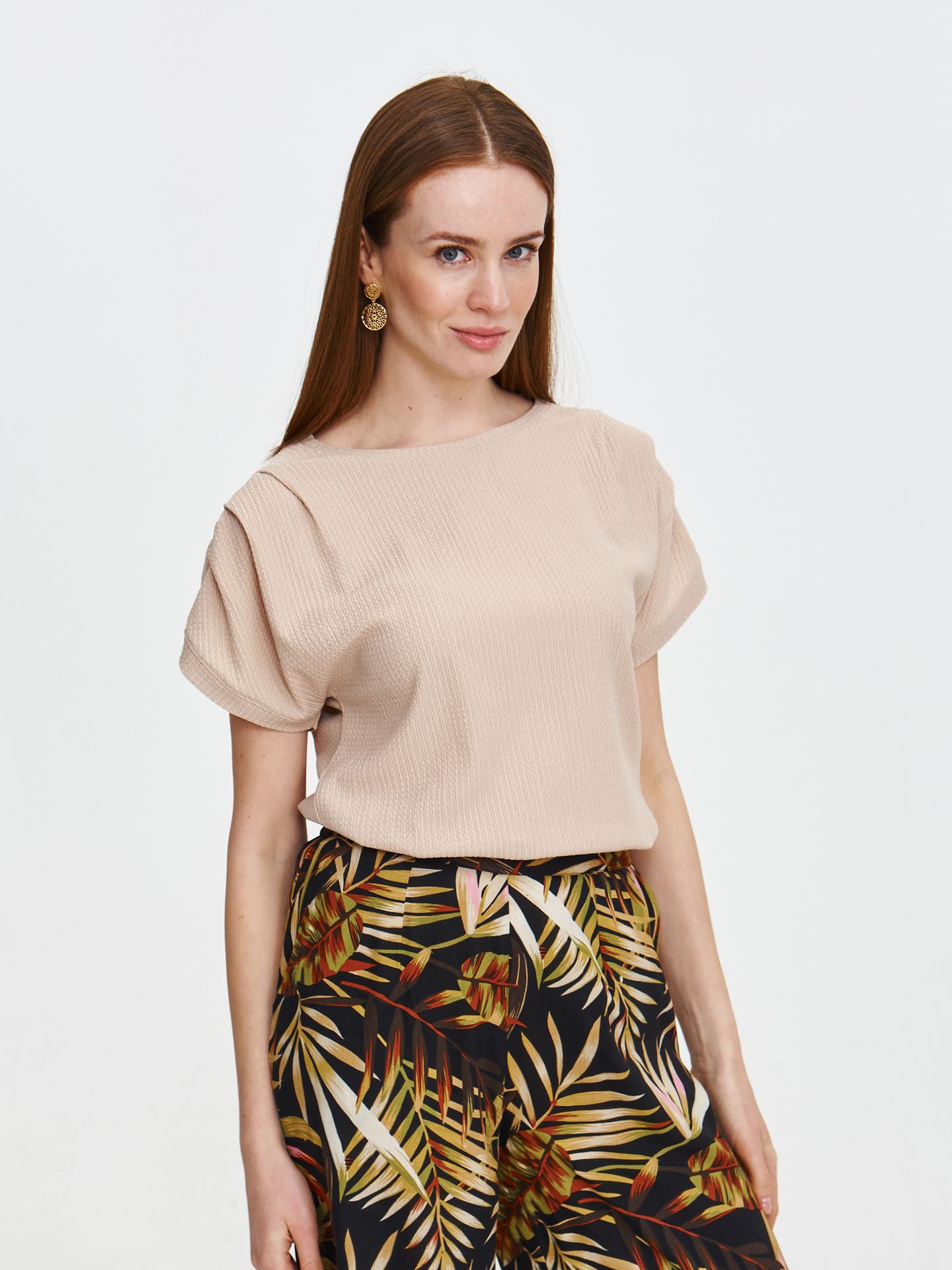 Beżowa bluzka z marszczeniem na rękawach