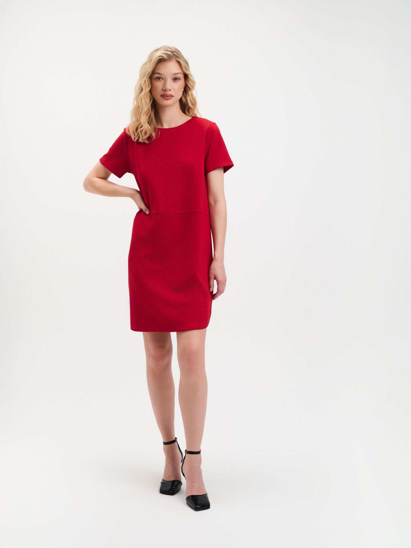 Czerwona mini sukienka z imitacji zamszu