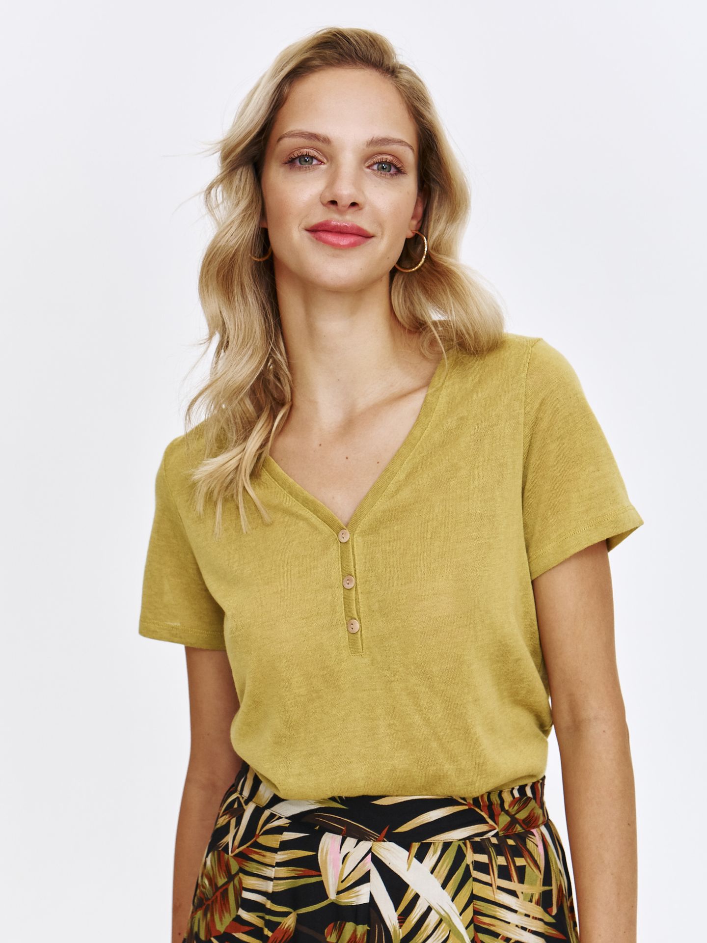 Oliwkowy t-shirt z guzikami przy dekolcie
