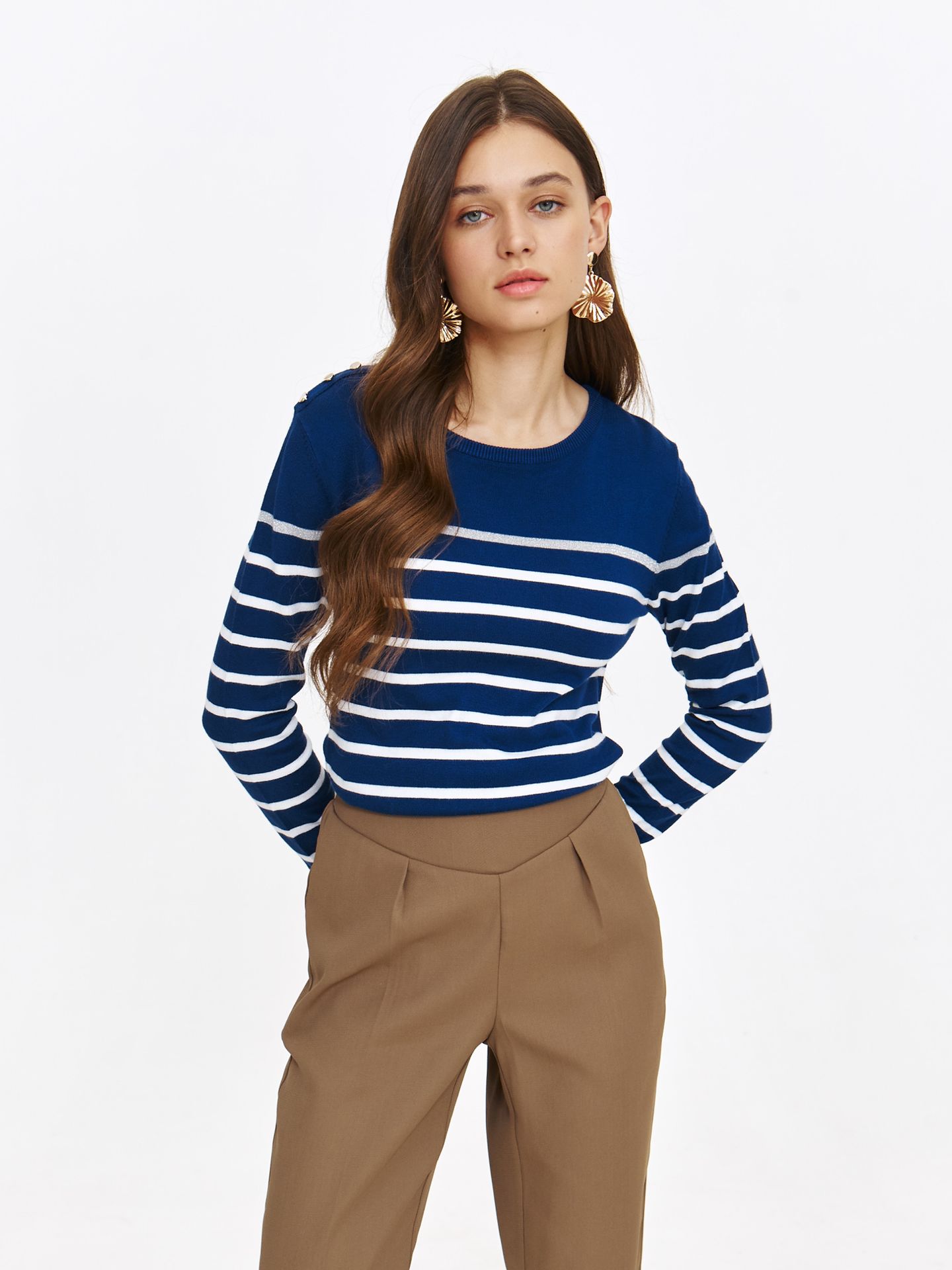 Granatowy sweter w paski w stylu marynarskim