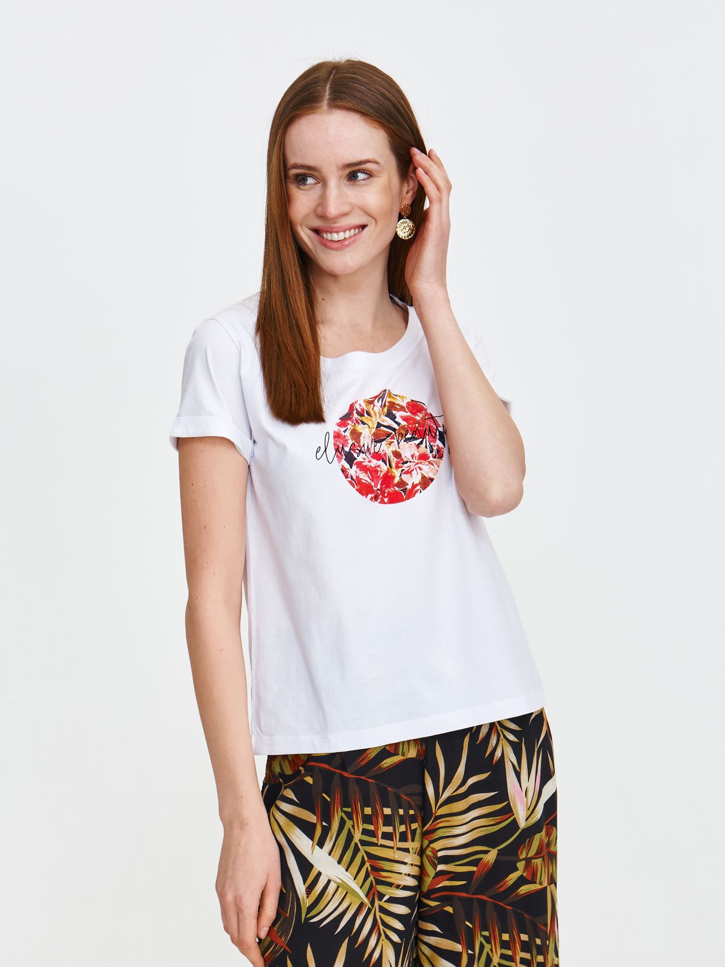 T-shirt z kwiatowym nadrukiem na środku