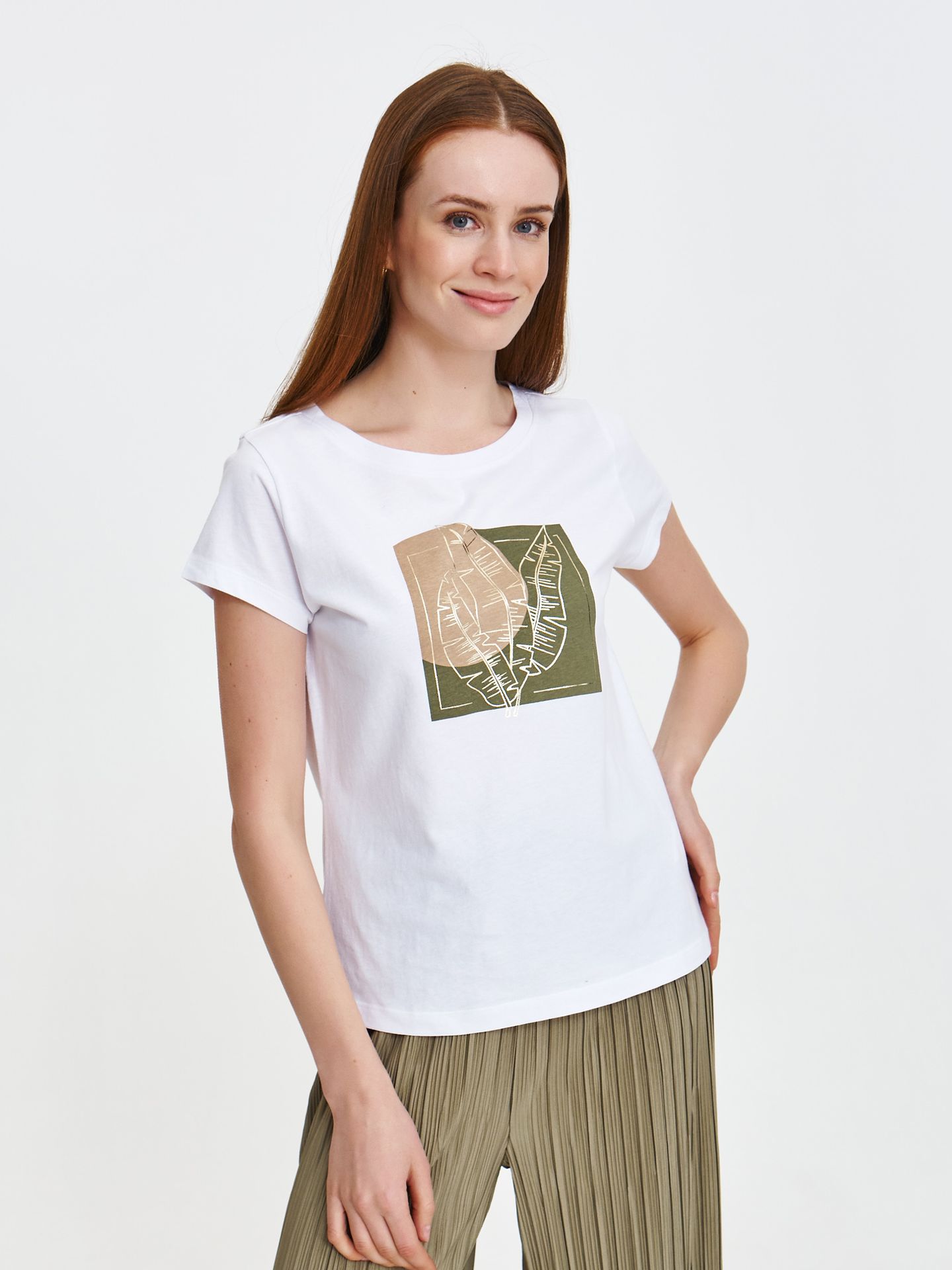 Biały t-shirt z zielono-beżowym nadrukiem
