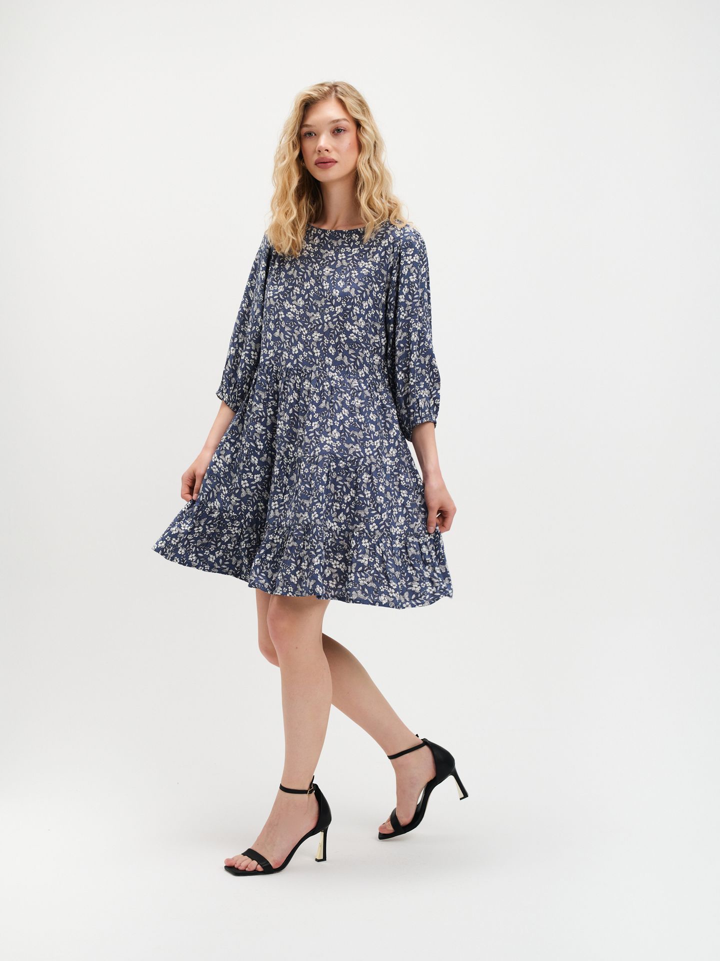 Sukienka mini z wzorem w drobne kwiaty