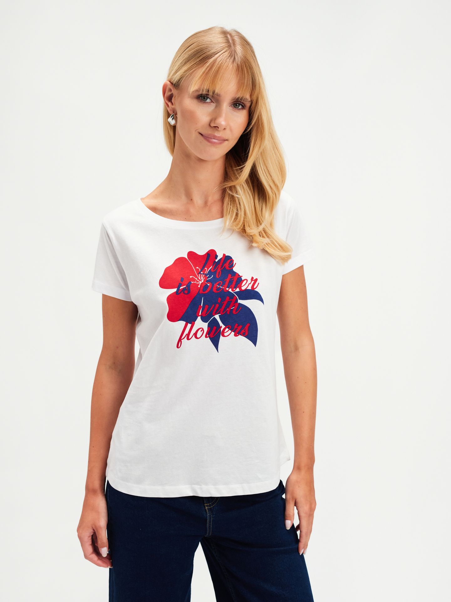 T-shirt z kolorową grafiką na środku