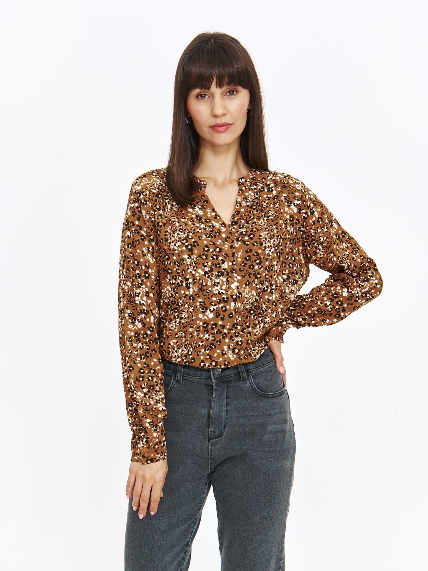 Jasnobrązowa koszula z drobnym nadrukiem