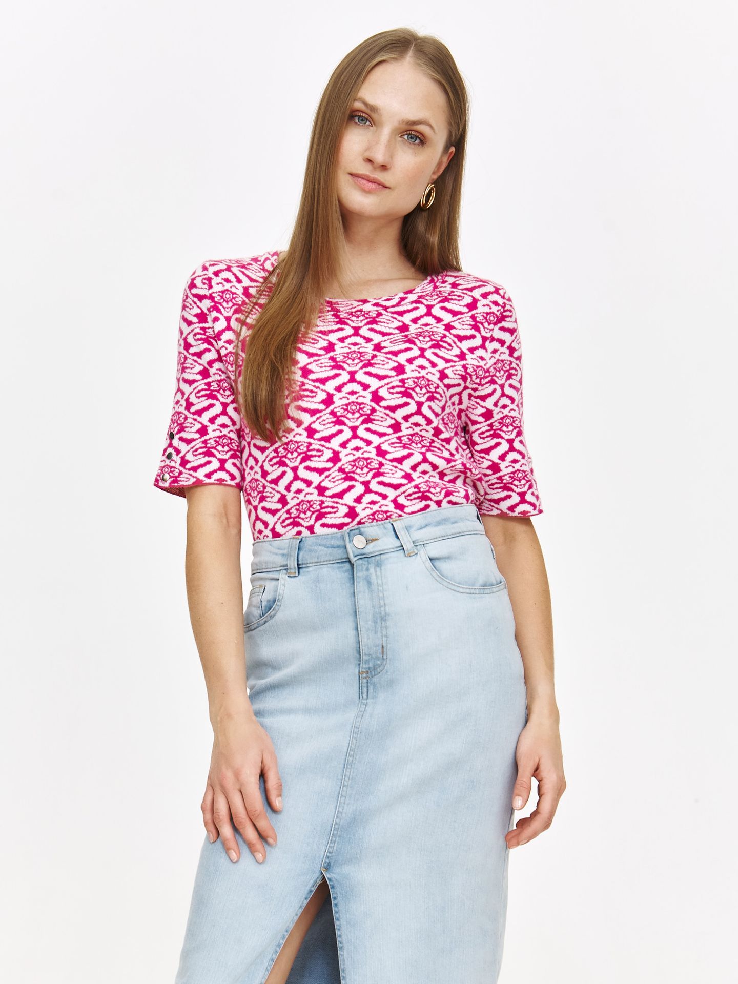 Sweter w różowy wzór