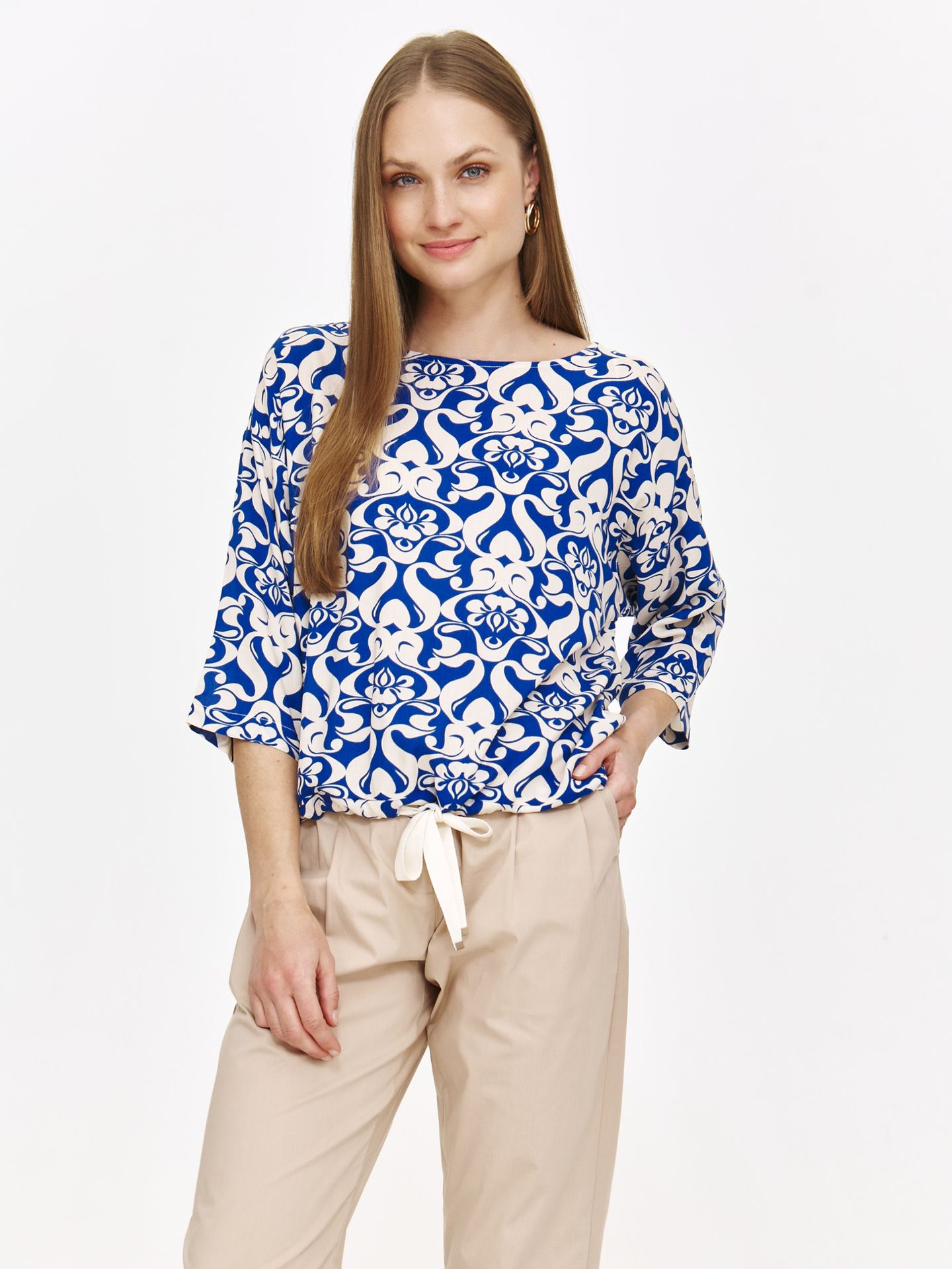 Bluzka o luźnym kroju z białym kwiatowym motywem