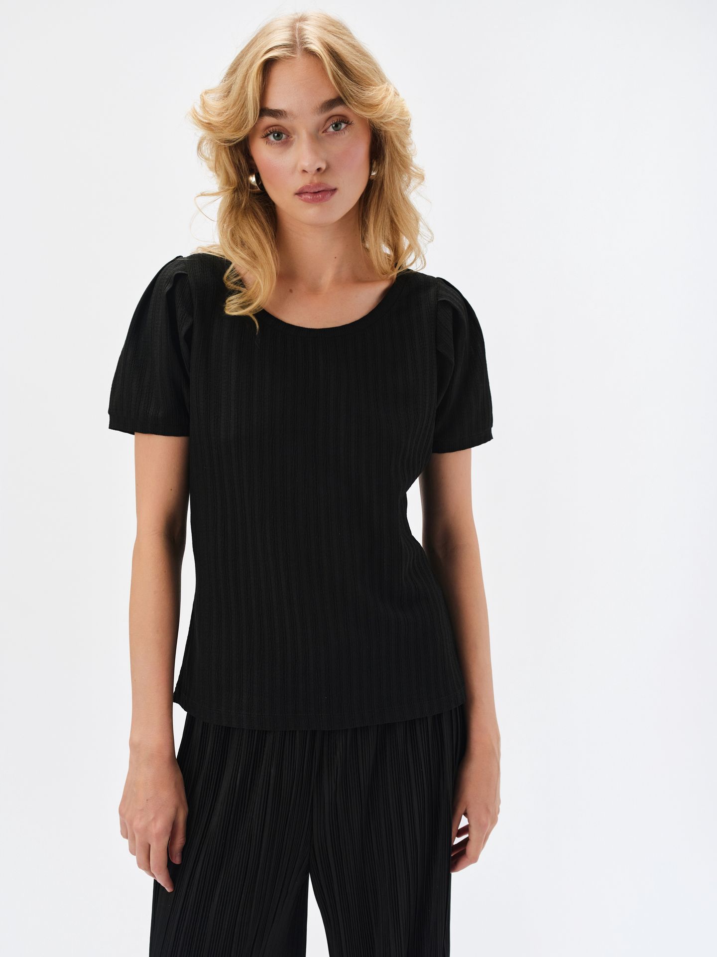 Czarna bluzka z bufiastym rękawem