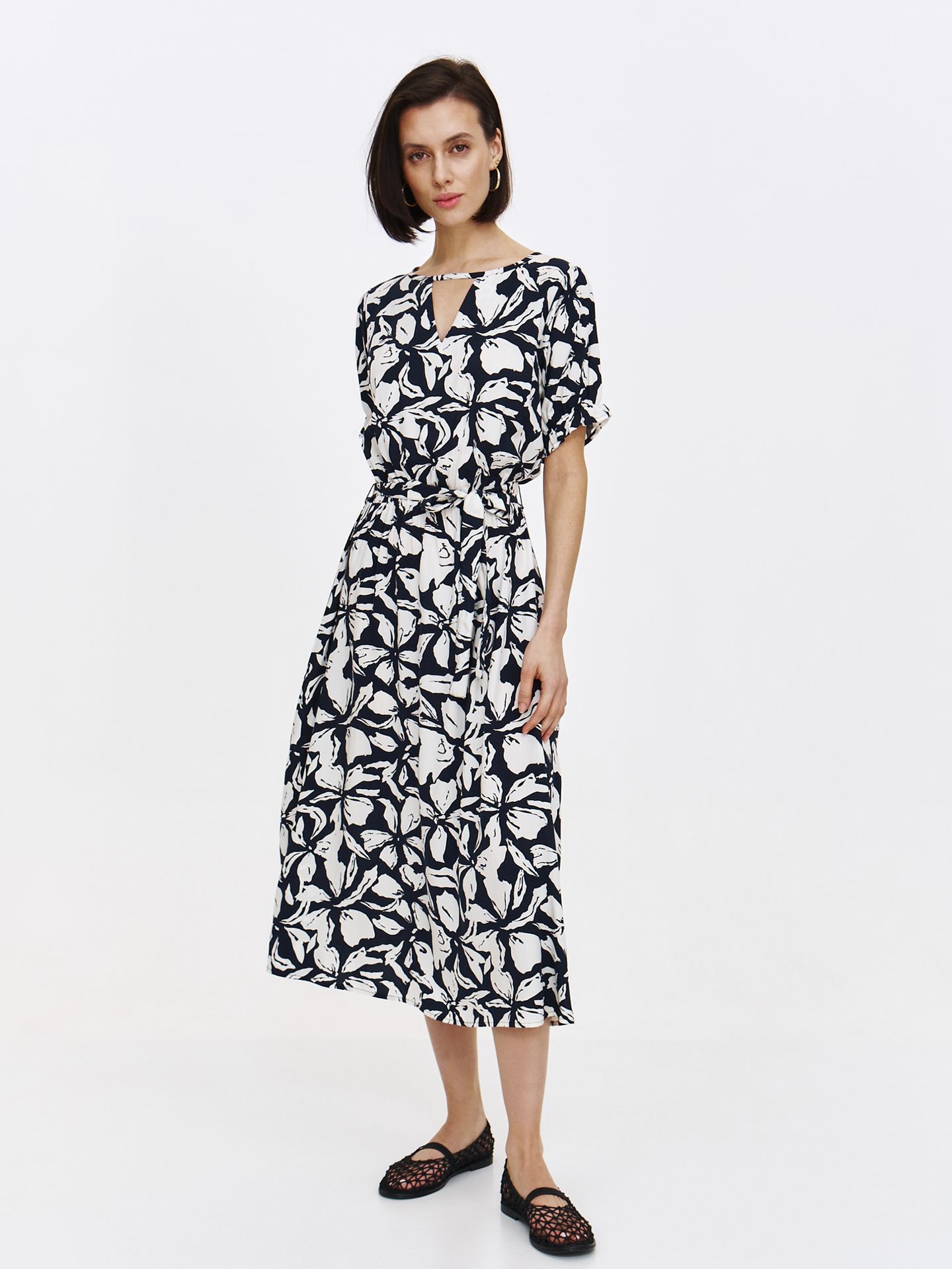 Granatowa sukienka w kwiaty o długości midi