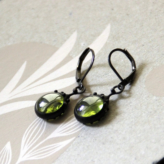 Proste, minimalistyczne, okrągłe kolczyki z metalu i zielonego szkła