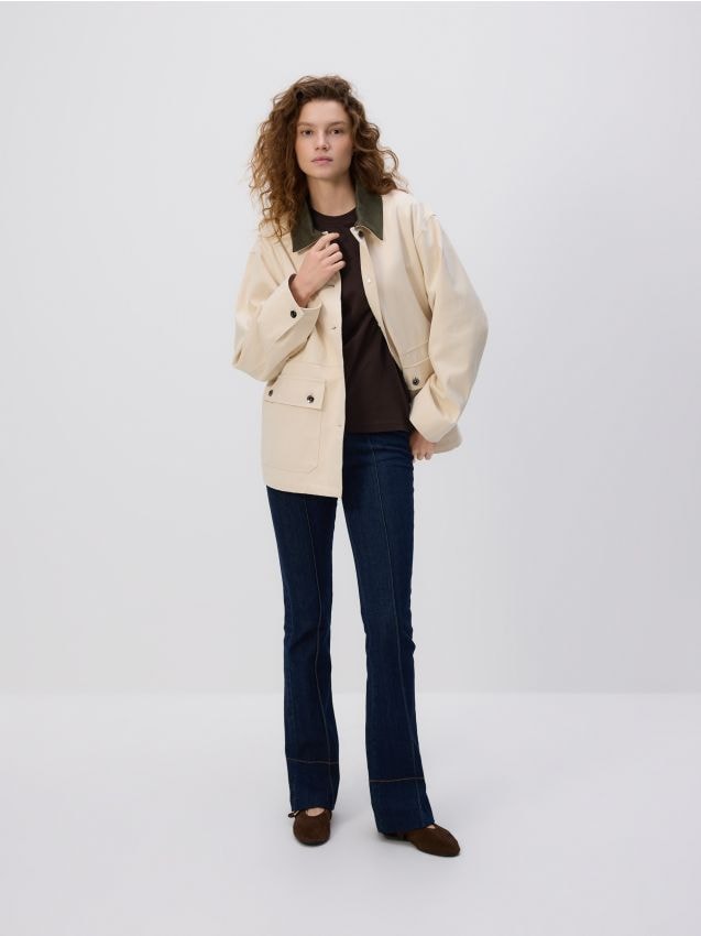 Reserved - Jeansowa kurtka z kontrastowym kołnierzykiem - złamana biel