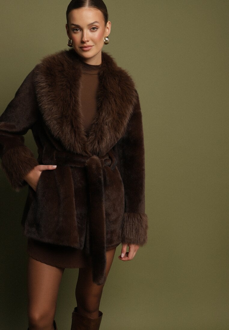 Brązowa Kurtka Futerko z Wiązanym Paskiem Ozdobnymi Mankietami i Kołnierzem Coellame