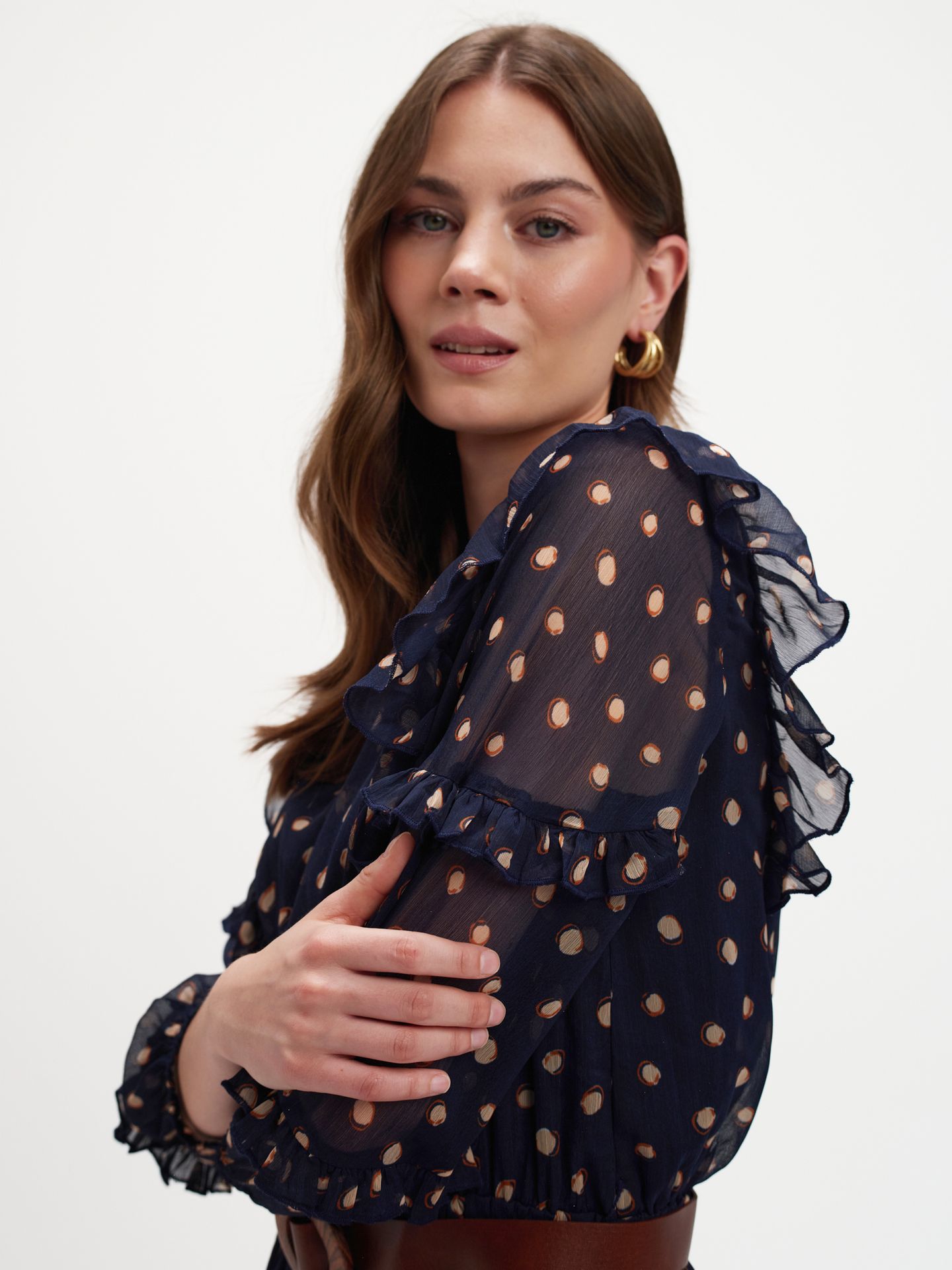 Czarna sukienka w grochy z paskiem