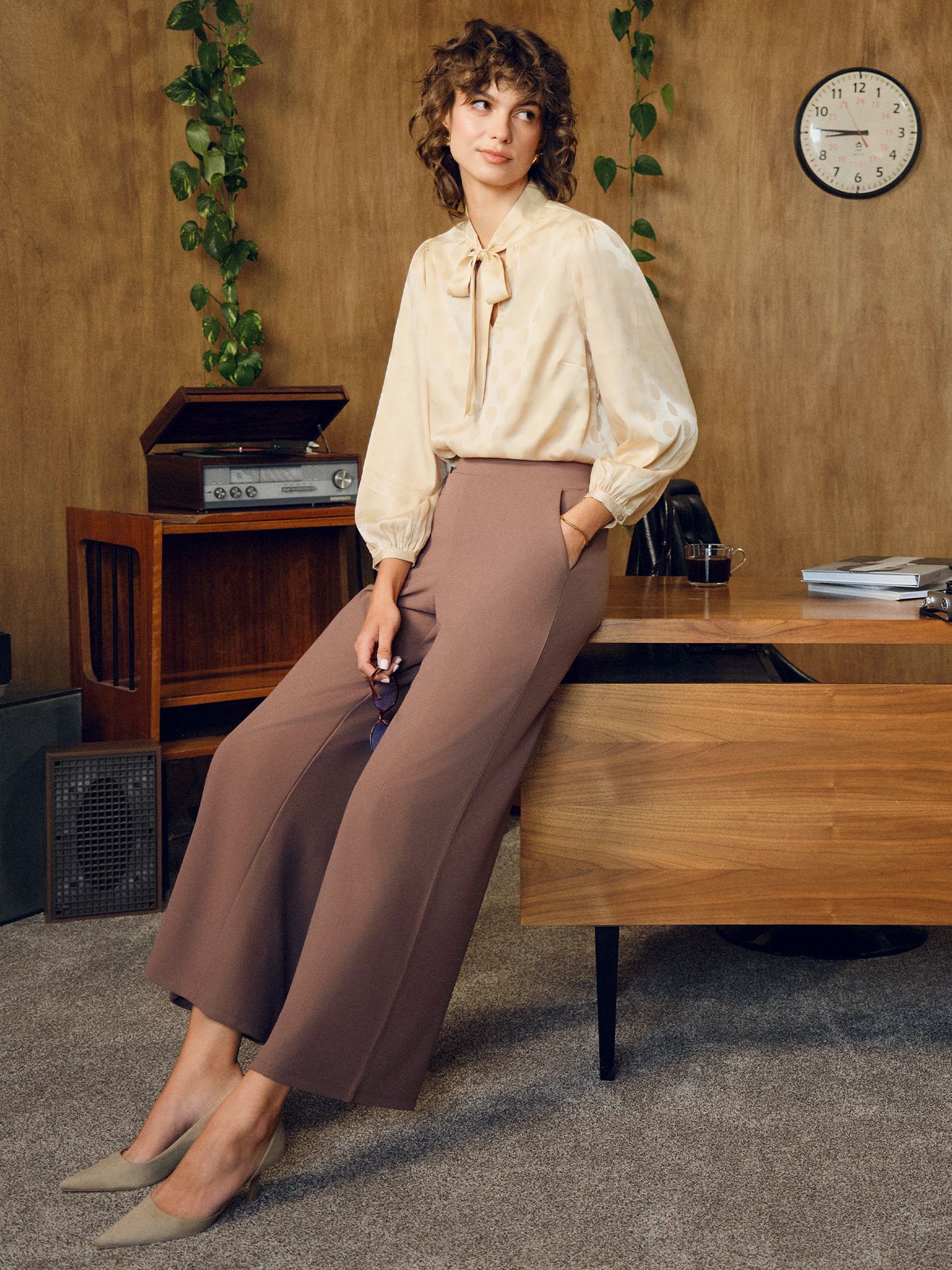 Ciemnobeżowe spodnie z szeroką nogawką