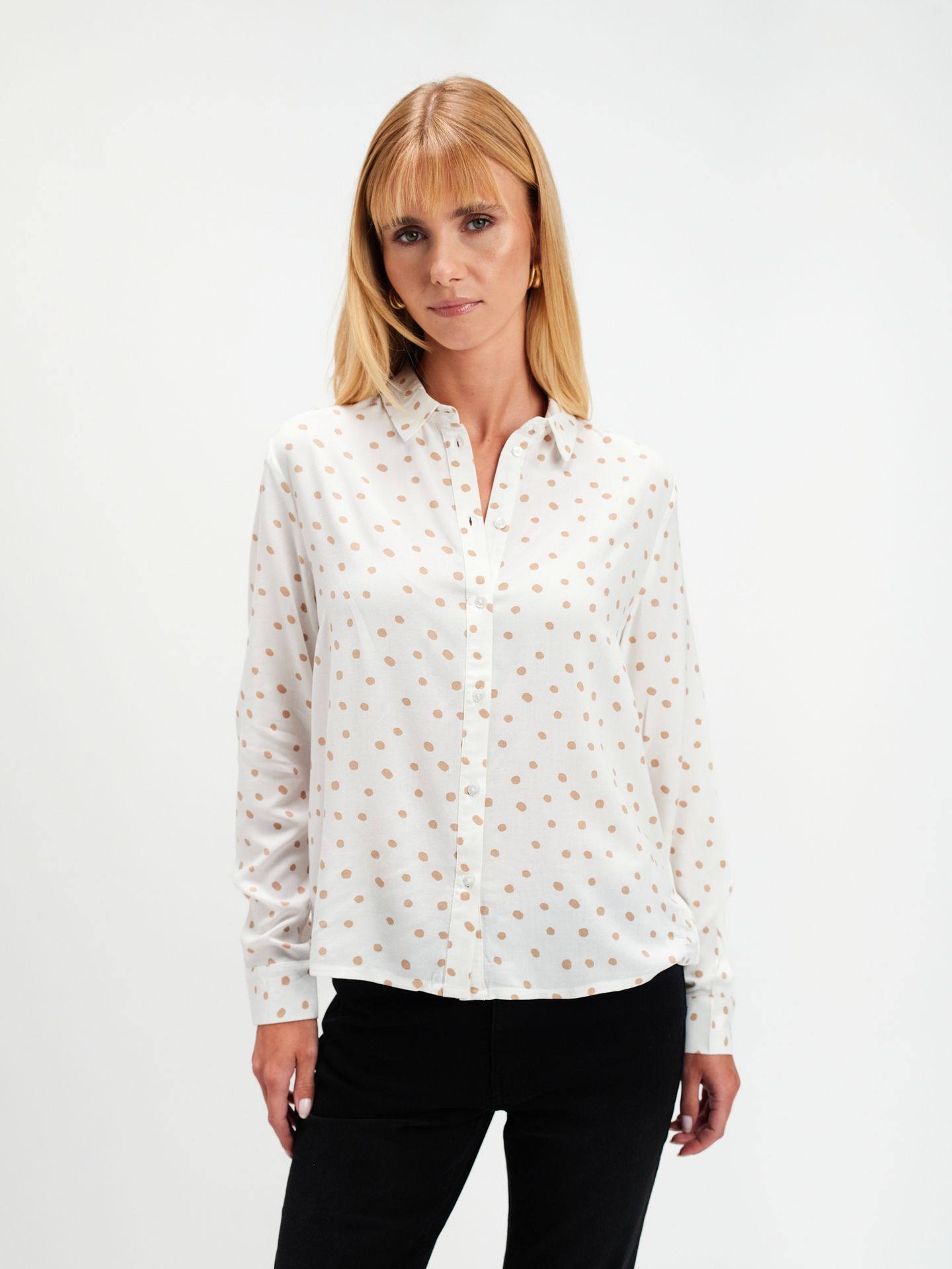 Biała koszula w beżowe grochy