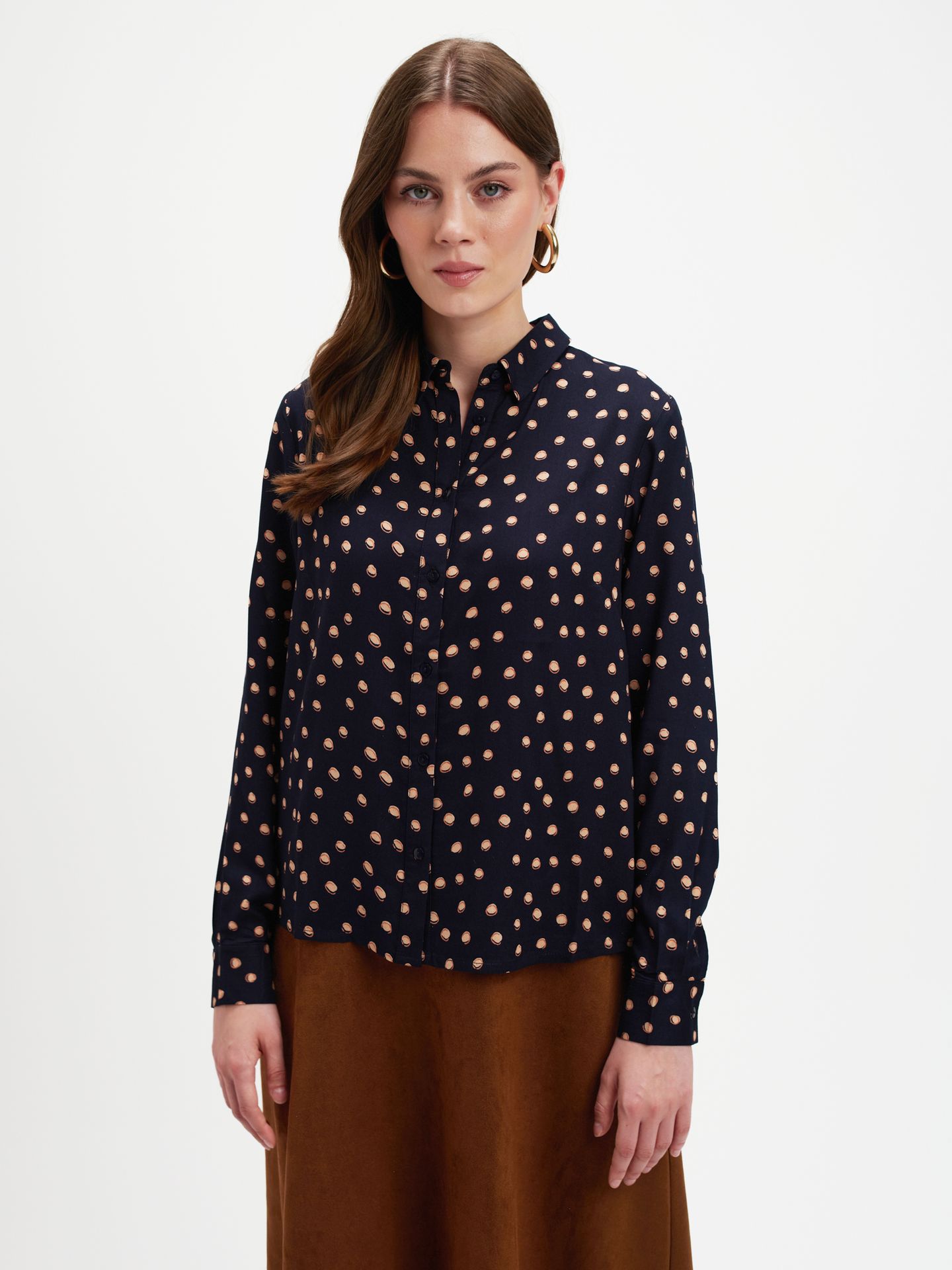 Czarna koszula z wzorem w groszki