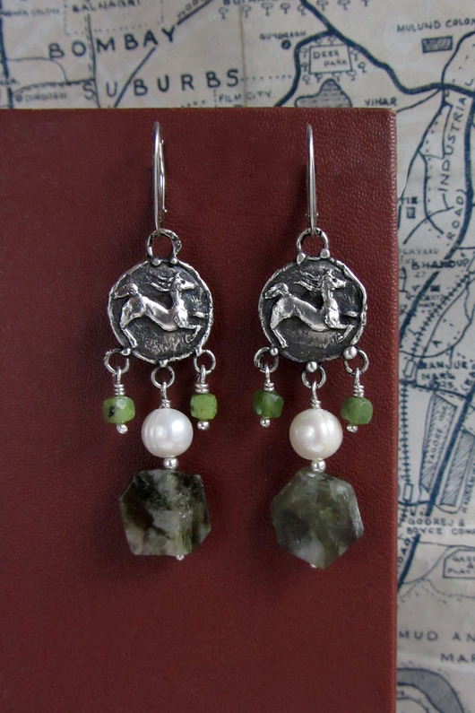 Kolczyki Konie w biegu ze srebra z perłą, lepidolitem i nefrytem