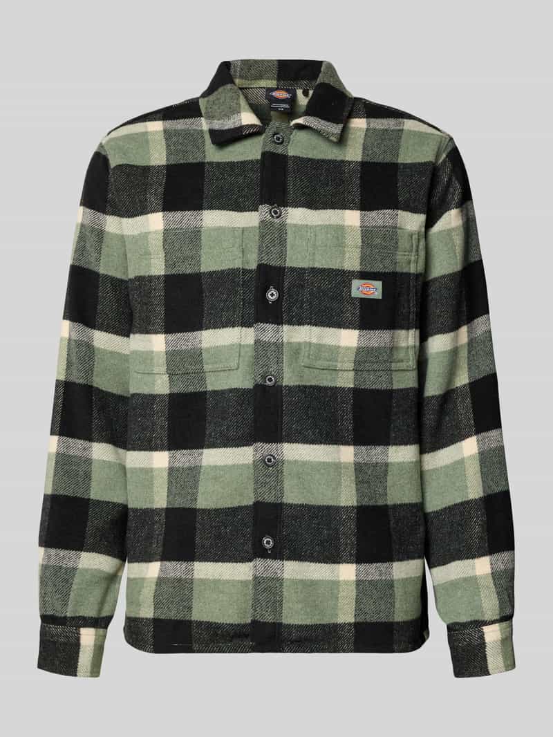 Koszula casualowa o kroju regular fit z kieszeniami na piersi i detalem z logo