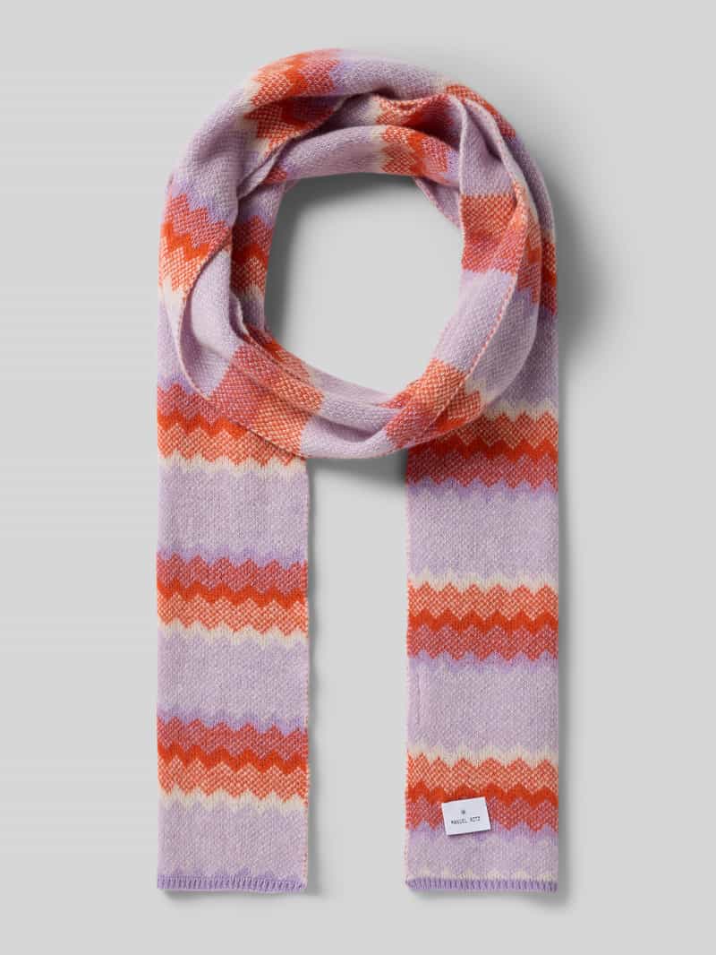 Szal z detalem z logo