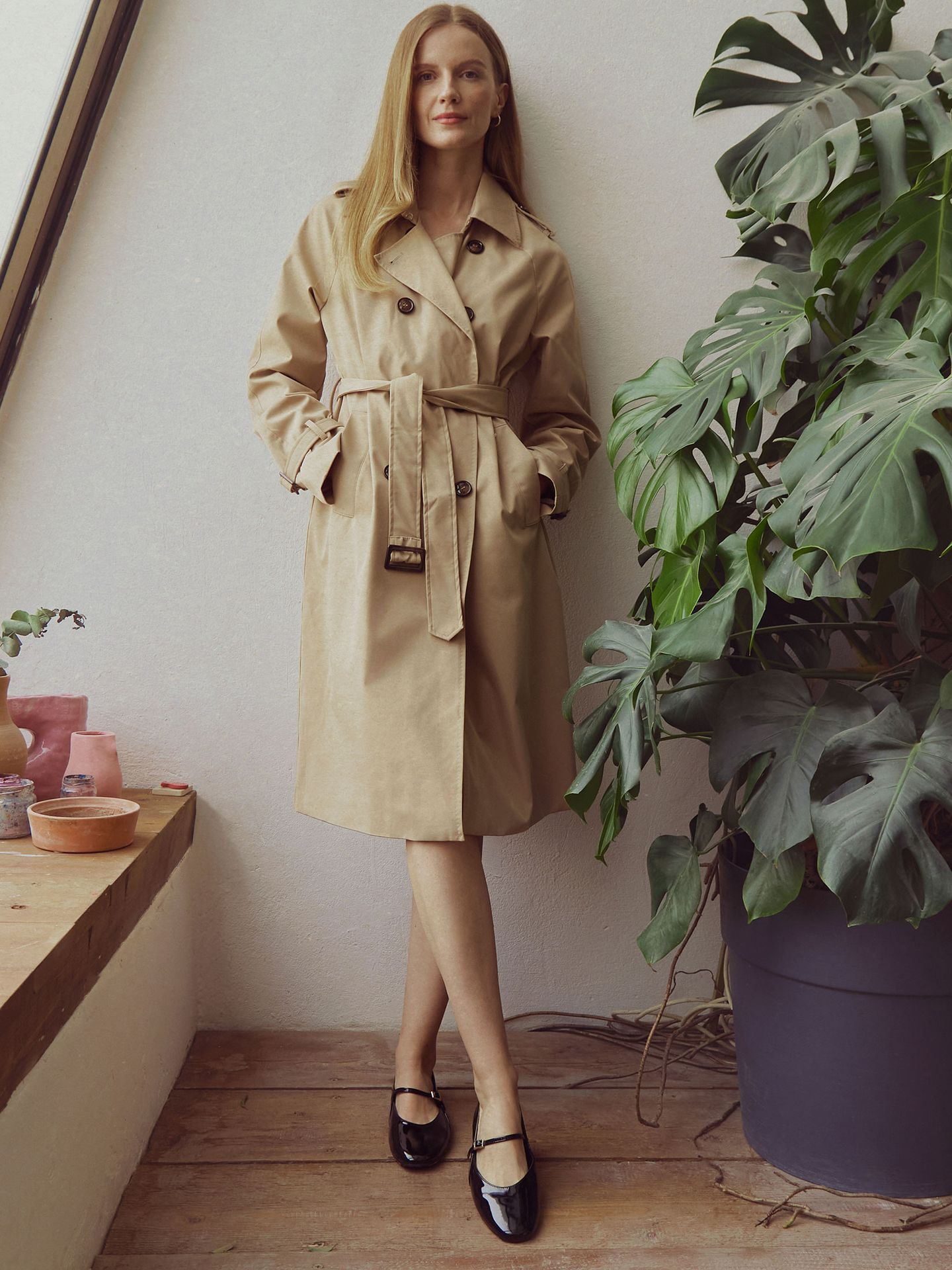 Klasyczny trencz damski średniej długości