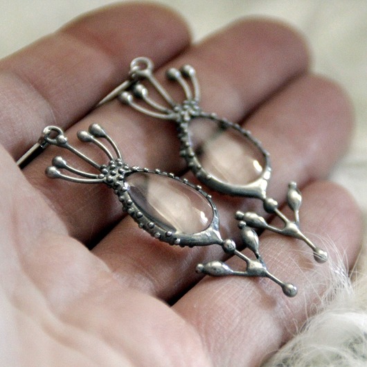 Metalowe kolczyki boho hippie z motywem kwiatów i przezroczystym szkłem