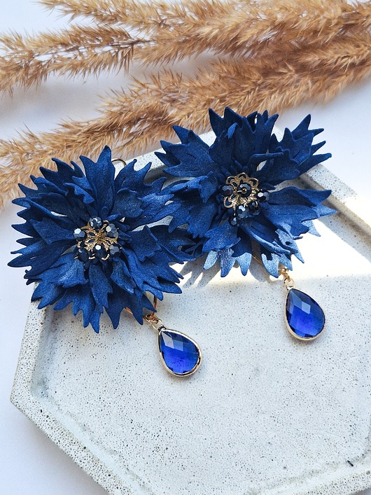 Wiszące kolczyki pozłacane chabry bławatek niebieskie kwiaty