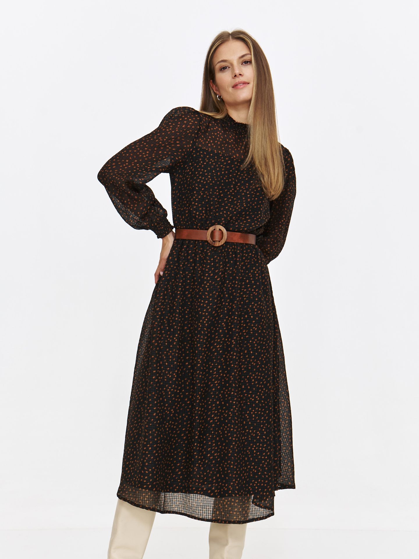 Zwiewna sukienka z drobnym wzorem