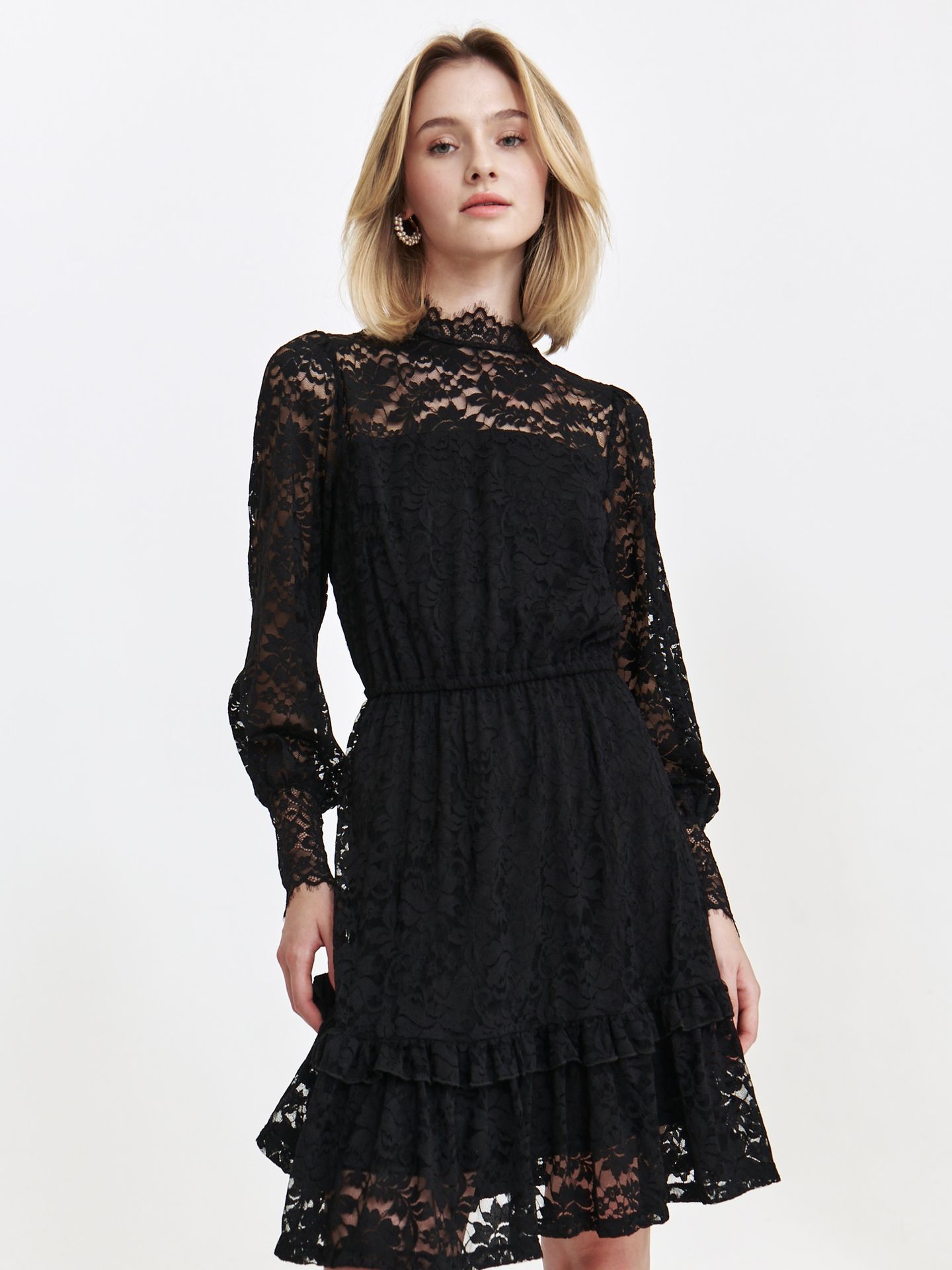 Czarna koronkowa sukienka