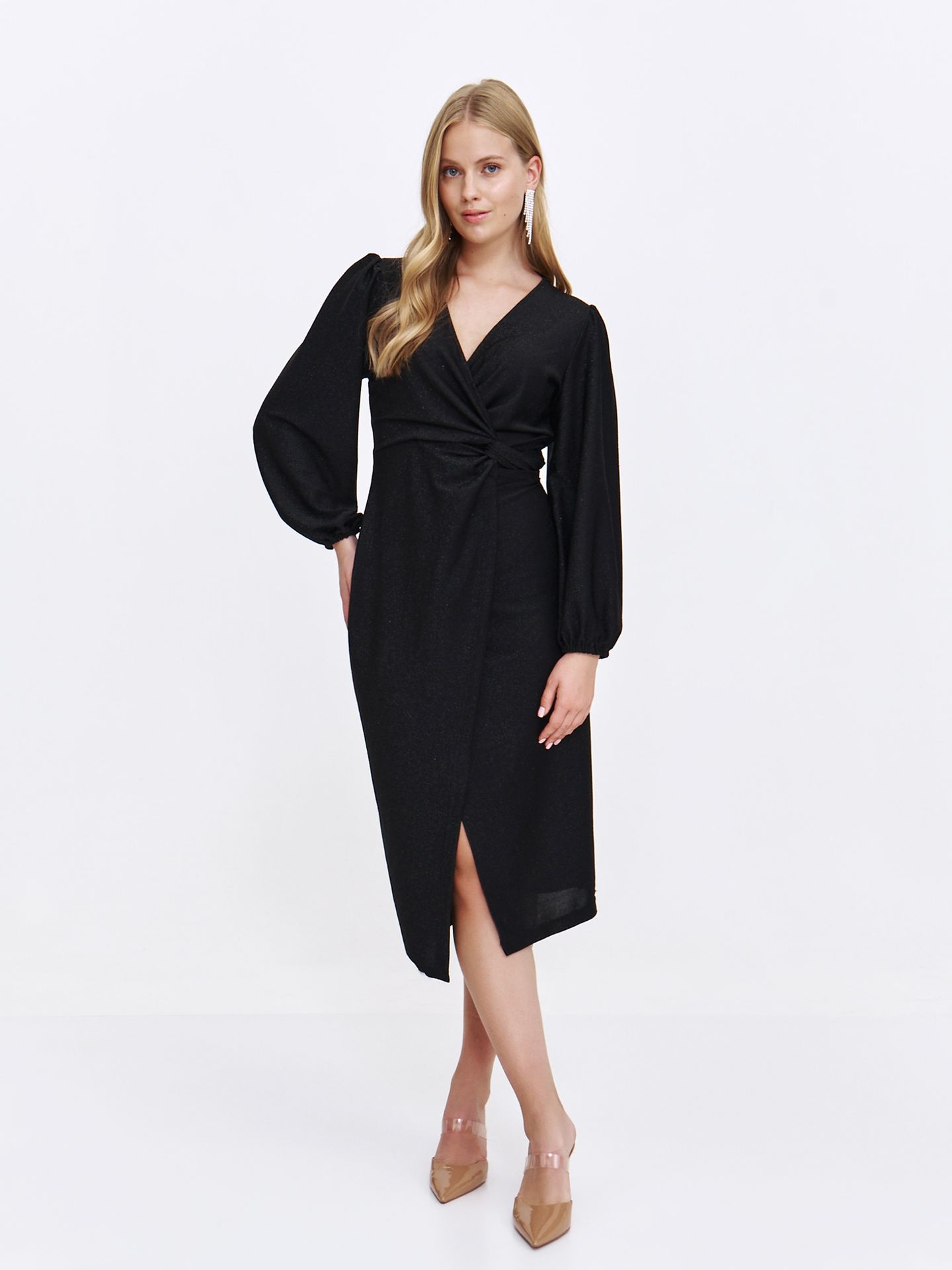 Kopertowa sukienka z połyskującej tkaniny z węzłem w talii