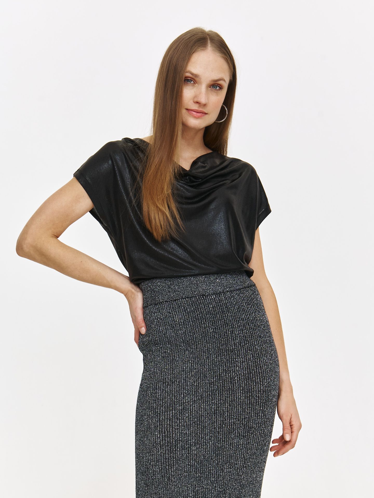 Elegancka czarna bluzka z kaskadowym dekoltem