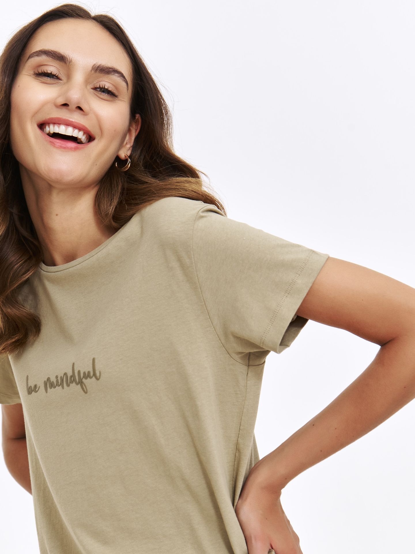 Beżowy t-shirt z delikatnym napisem