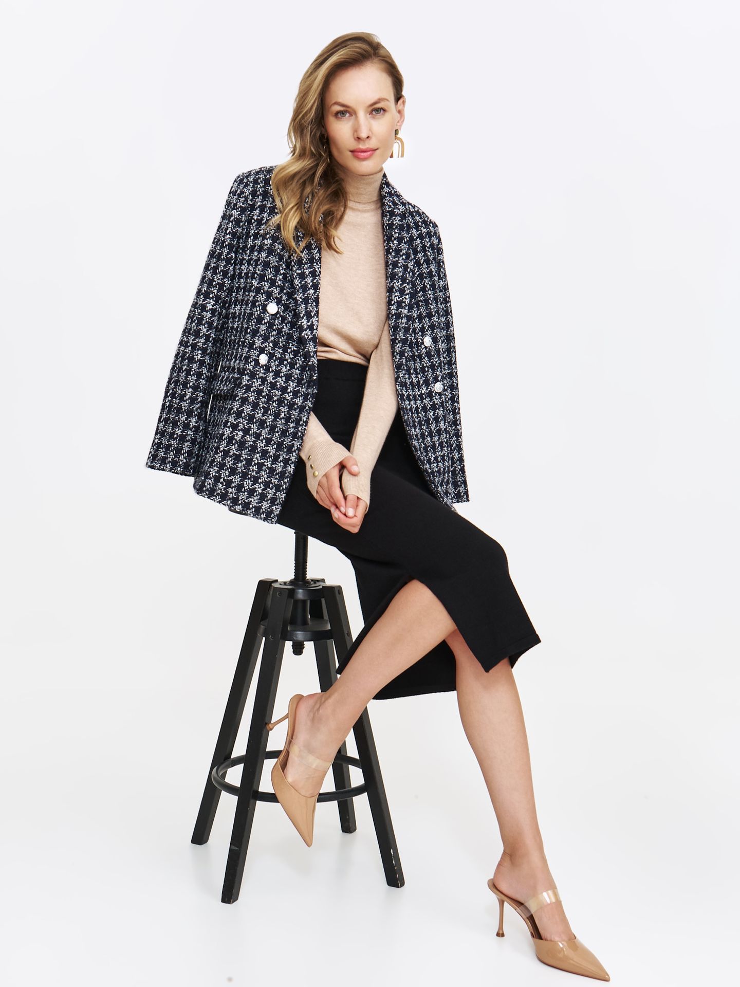 Ołówkowa spódnica z rozcięciami