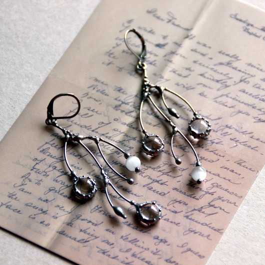 Asymetryczne kolczyki czarownicy w stylu boho z gałązkami drzew