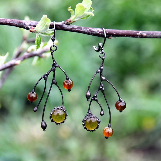 Biżuteria leśna, kolczyki asymetryczne z gałązkami i żółtym szkłem