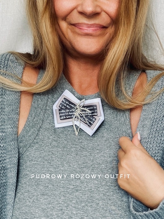 Delikatna Brosza z napisami i z kwiatem z cyrkonii NEW