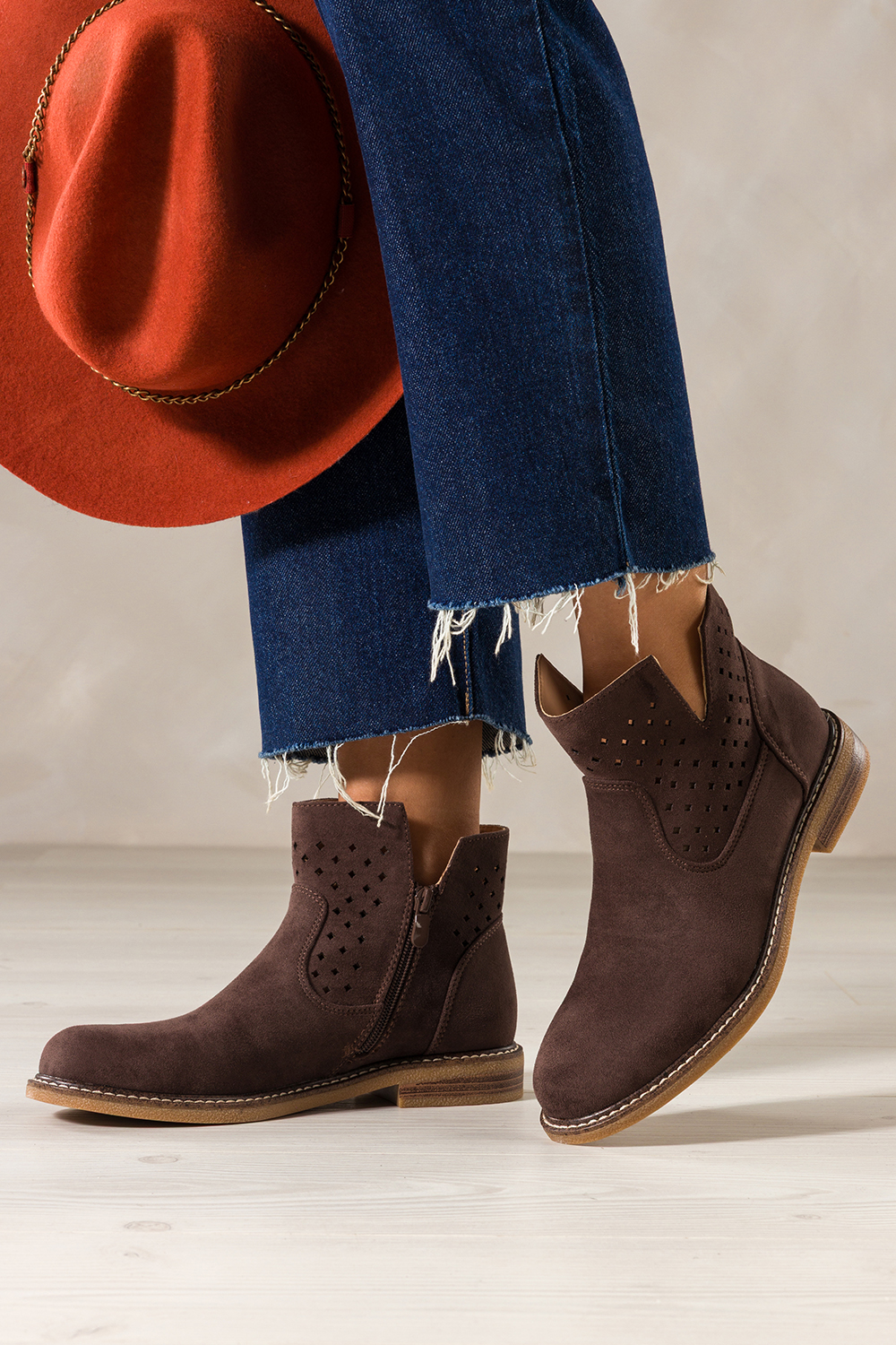 Czekoladowe botki damskie ażurowe na płaskiej podeszwie z przeszyciami wycięta cholewka Carla Z7094-8