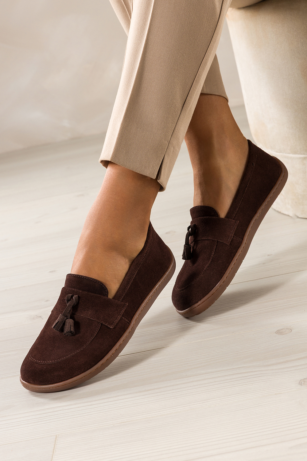 Czekoladowe mokasyny barefoot skórzane zamszowe damskie szerokie na elastycznej płaskiej podeszwie ozdobne chwosty PRODUKT POLSKI Casu 677